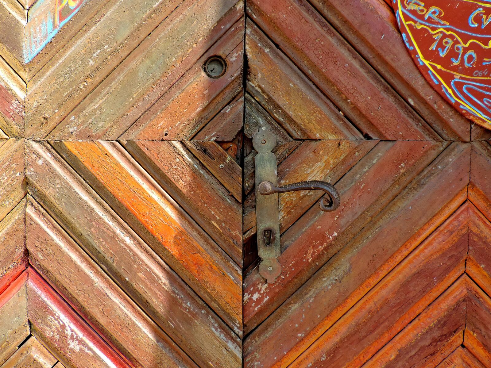 Nikon Coolpix P520 sample photo. Art, carpentry, colorful, front photography