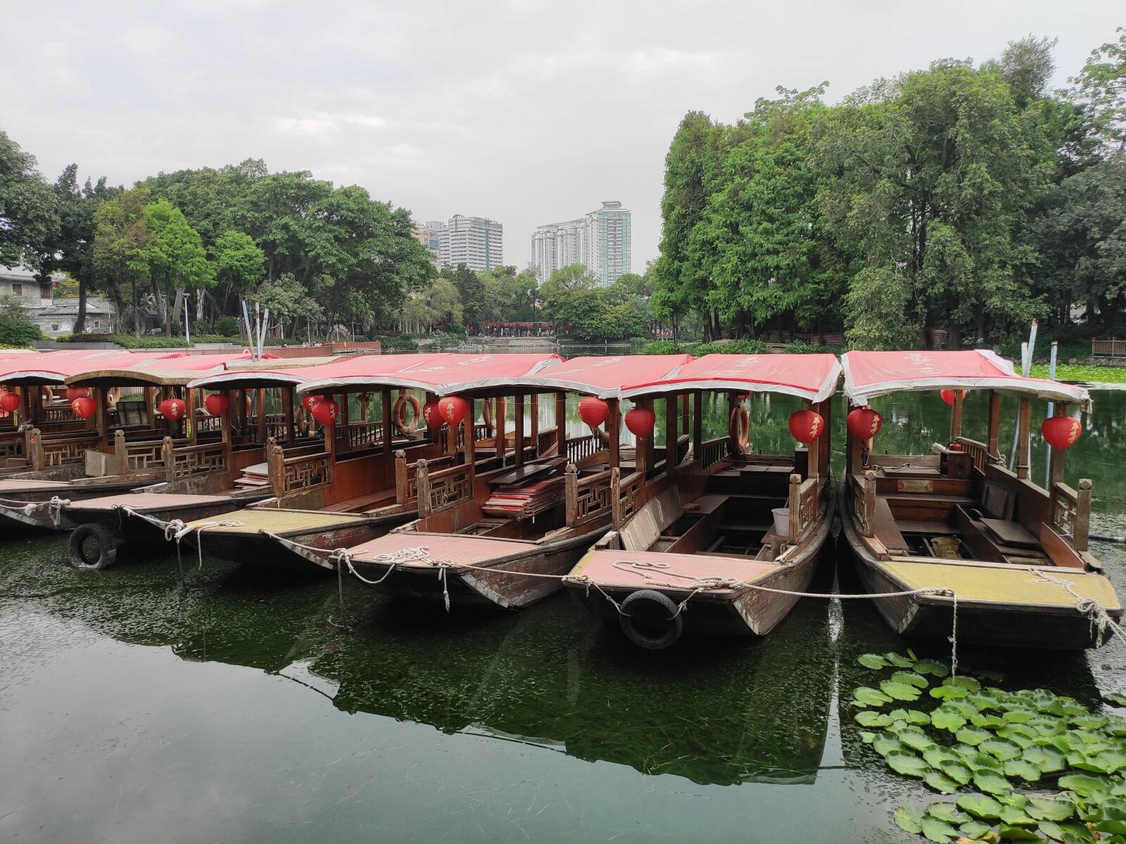 Xiaomi Mi 9 SE sample photo. Boats, water, lantern photography