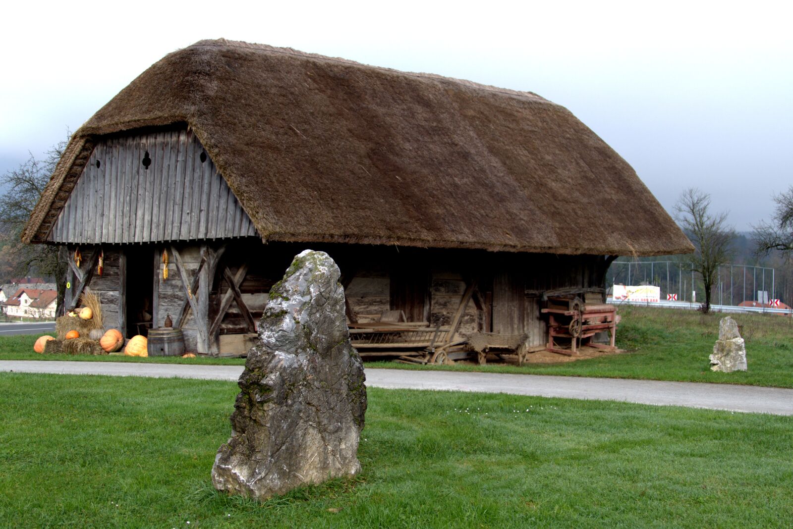 Panasonic Lumix DMC-FZ1000 sample photo. Old house, thatched roof photography