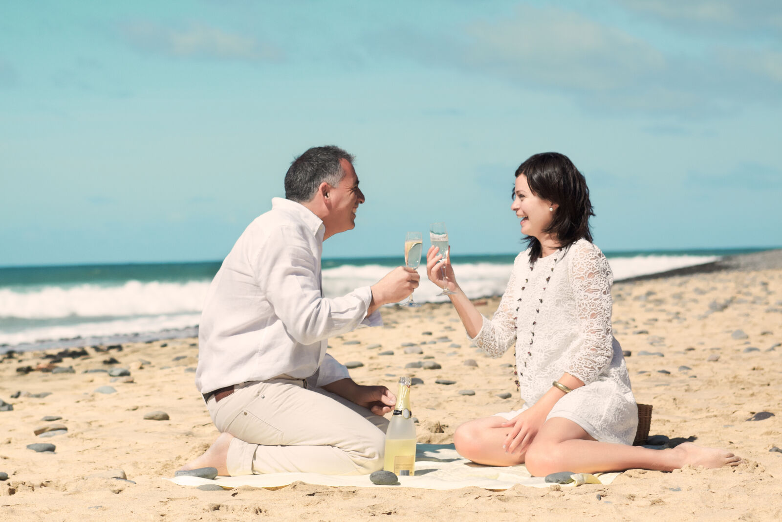 Canon EOS 50D sample photo. Adult, affectionate, alcohol, beach photography