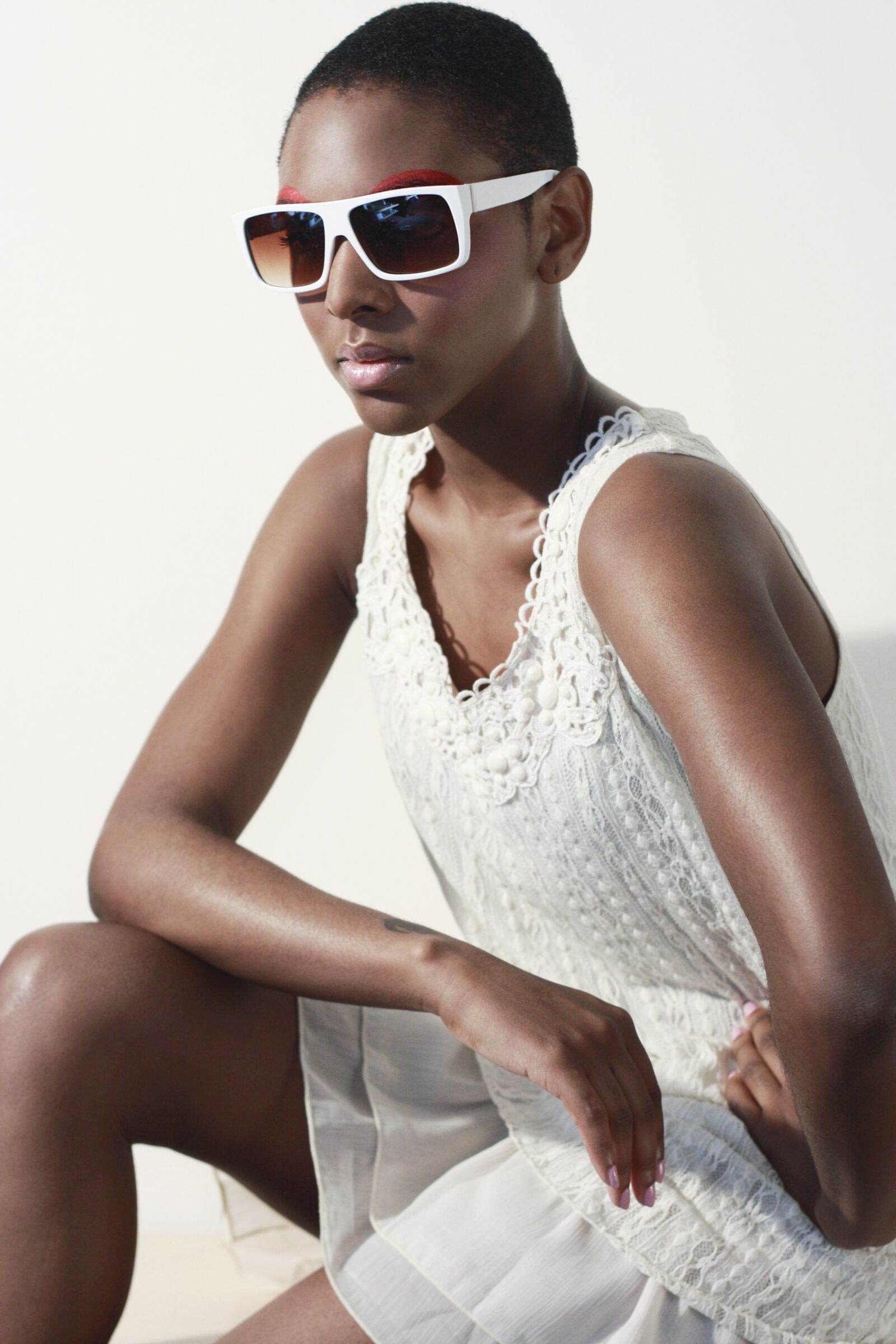Canon EOS 400D (EOS Digital Rebel XTi / EOS Kiss Digital X) sample photo. Sunglasses, white dress, fashion photography