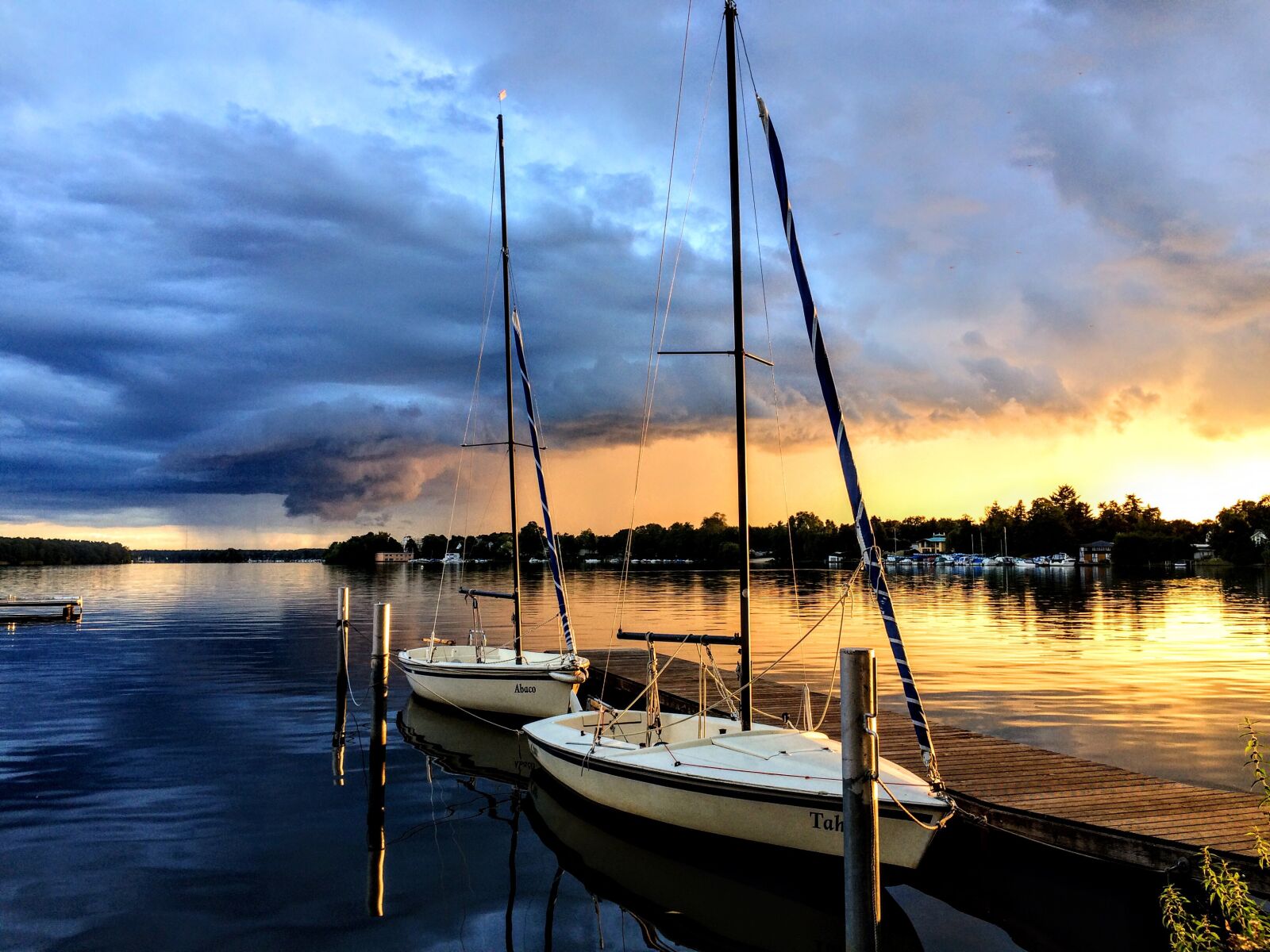 iPhone 5s back camera 4.15mm f/2.2 sample photo. Boat, sailing, lake photography