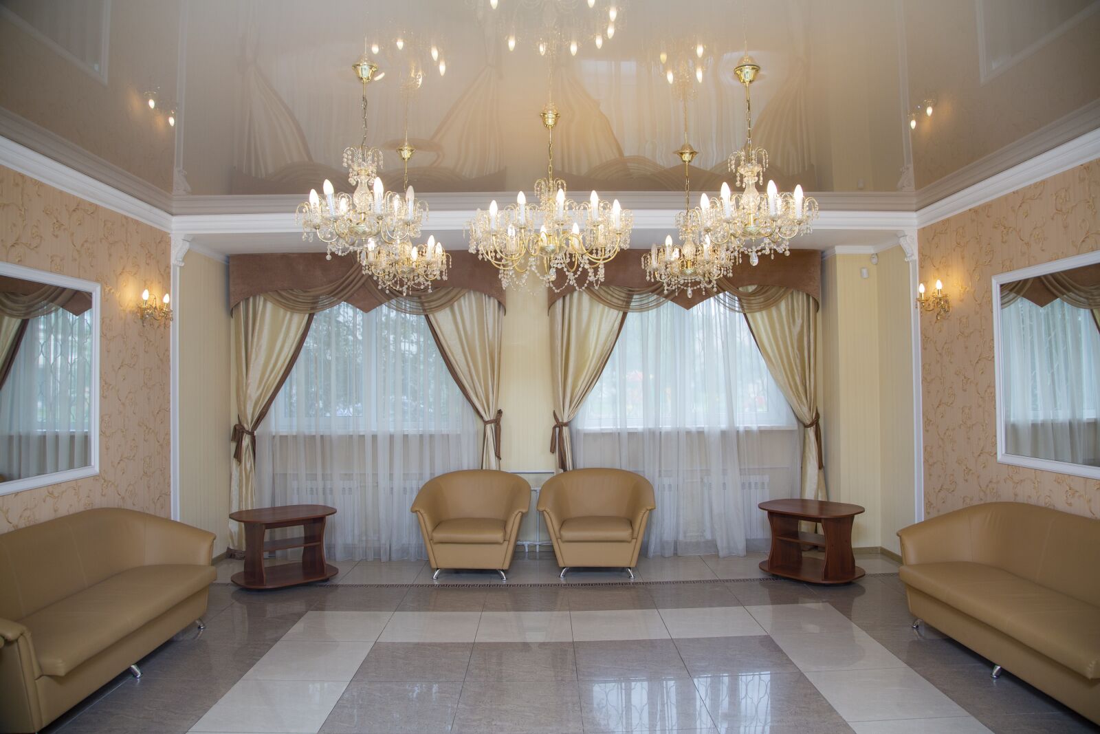Canon EOS 6D + Canon EF 24-105mm F4L IS USM sample photo. Hall, chandelier, interior photography