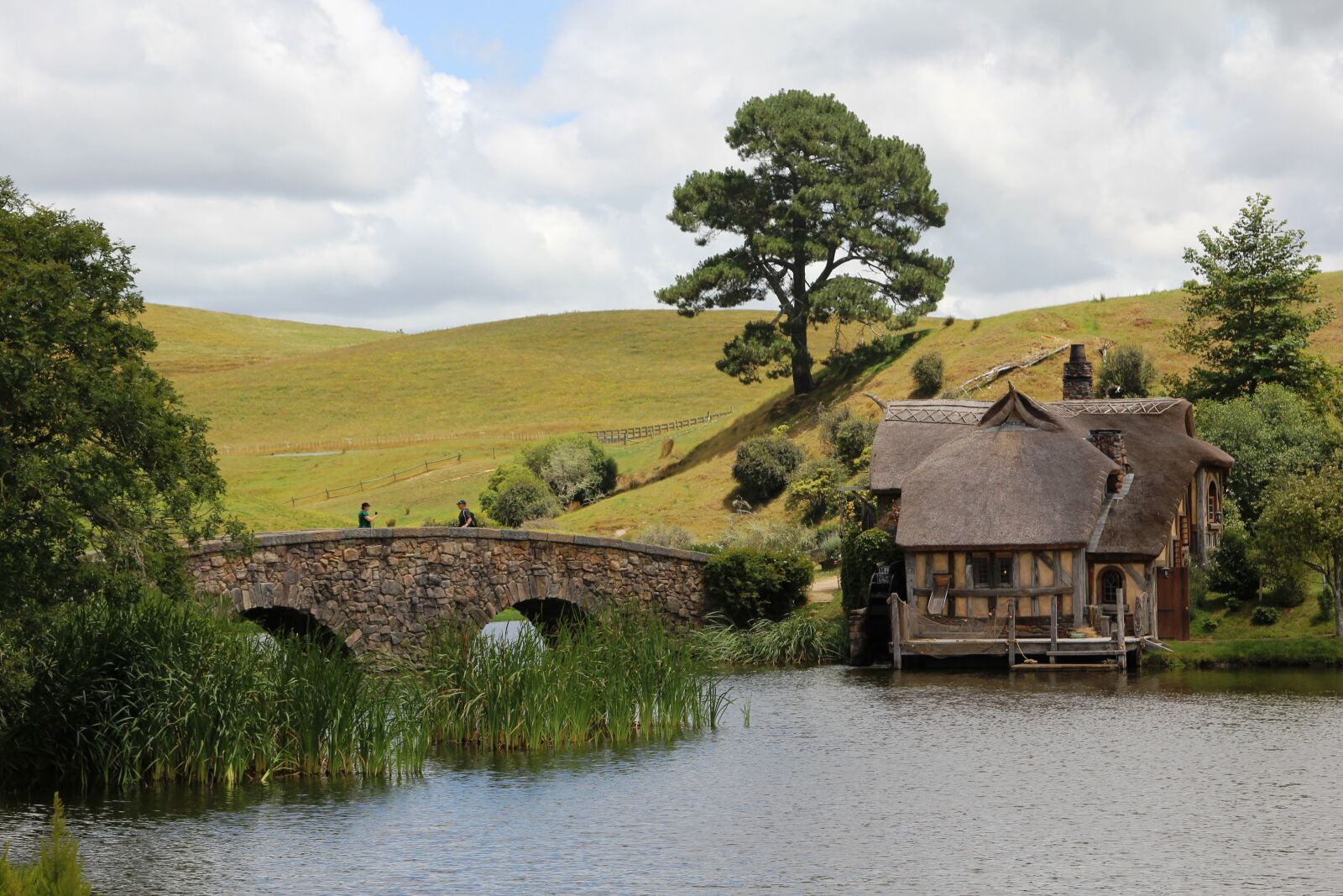 Canon EOS 60D + Canon EF 24-105mm F4L IS USM sample photo. Hobbiton, stone, bridge photography