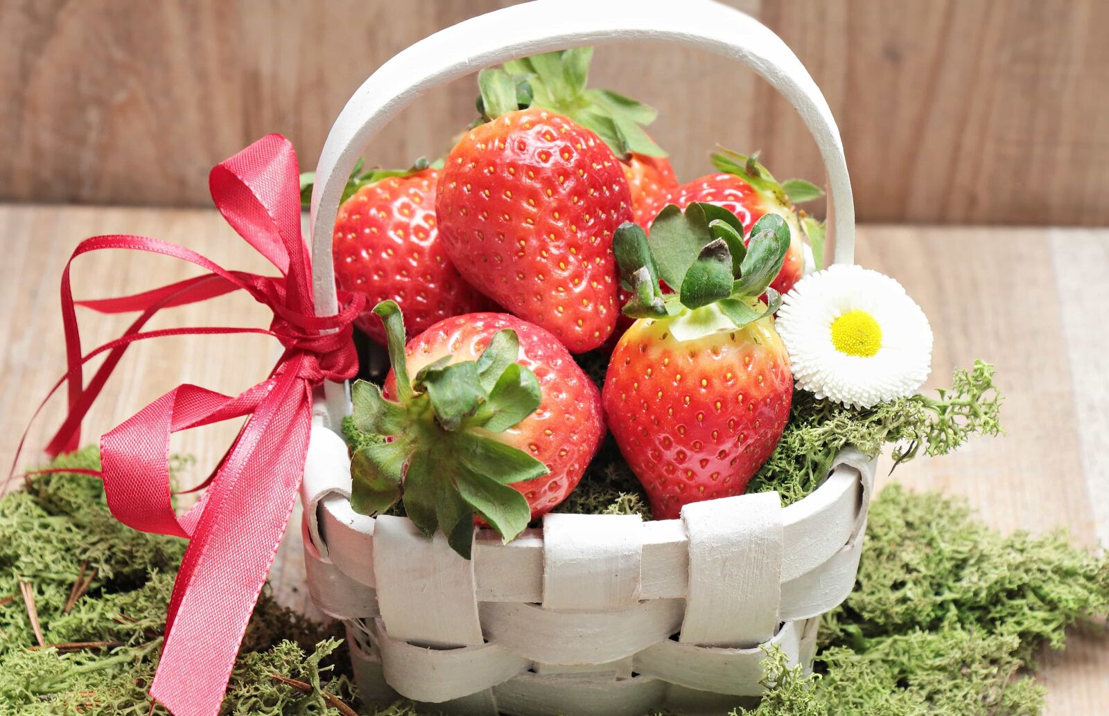 Canon EOS 550D (EOS Rebel T2i / EOS Kiss X4) sample photo. Strawberry, flower, basket, moss photography