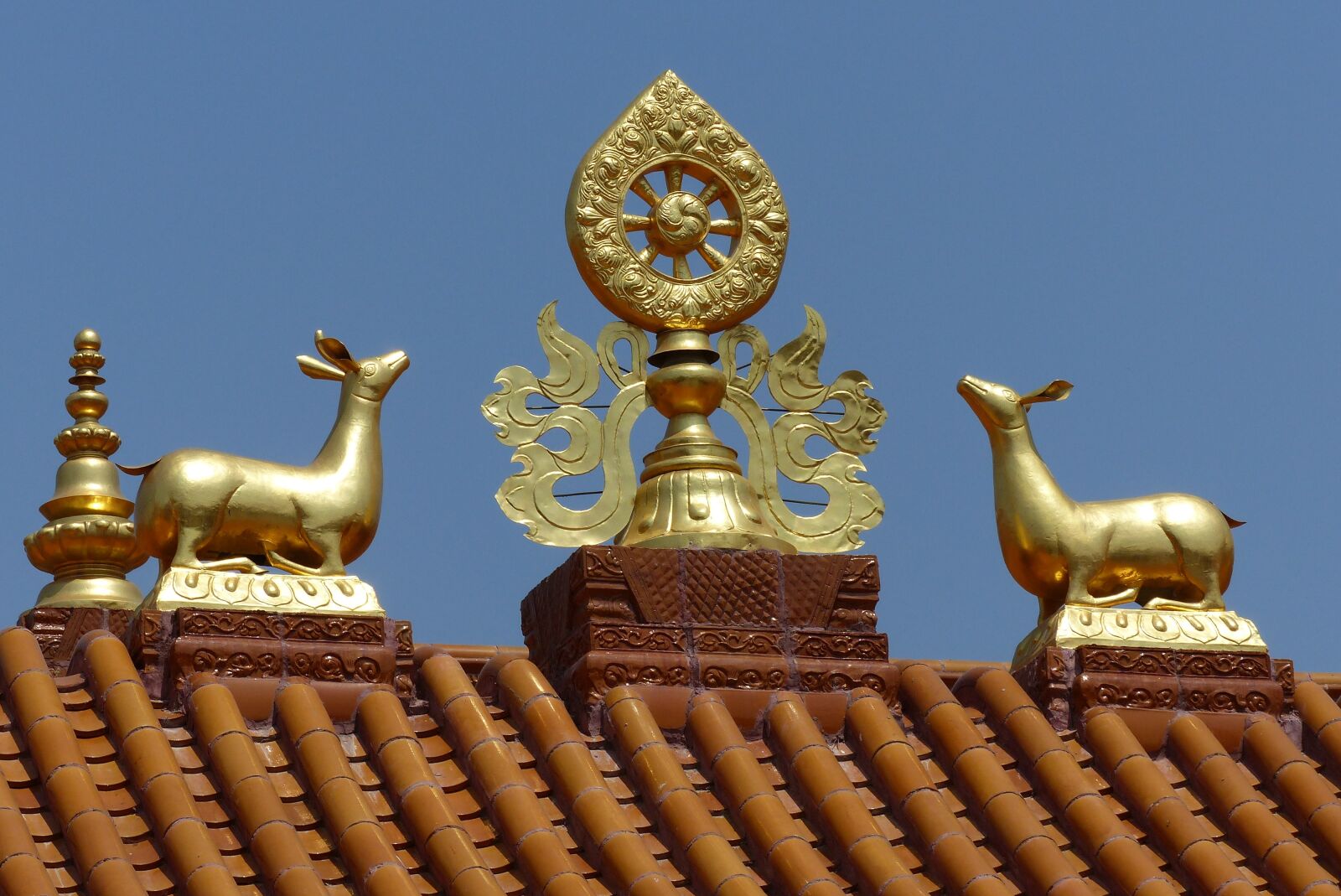 Panasonic Lumix DMC-FZ200 sample photo. Temple, roof, gold photography