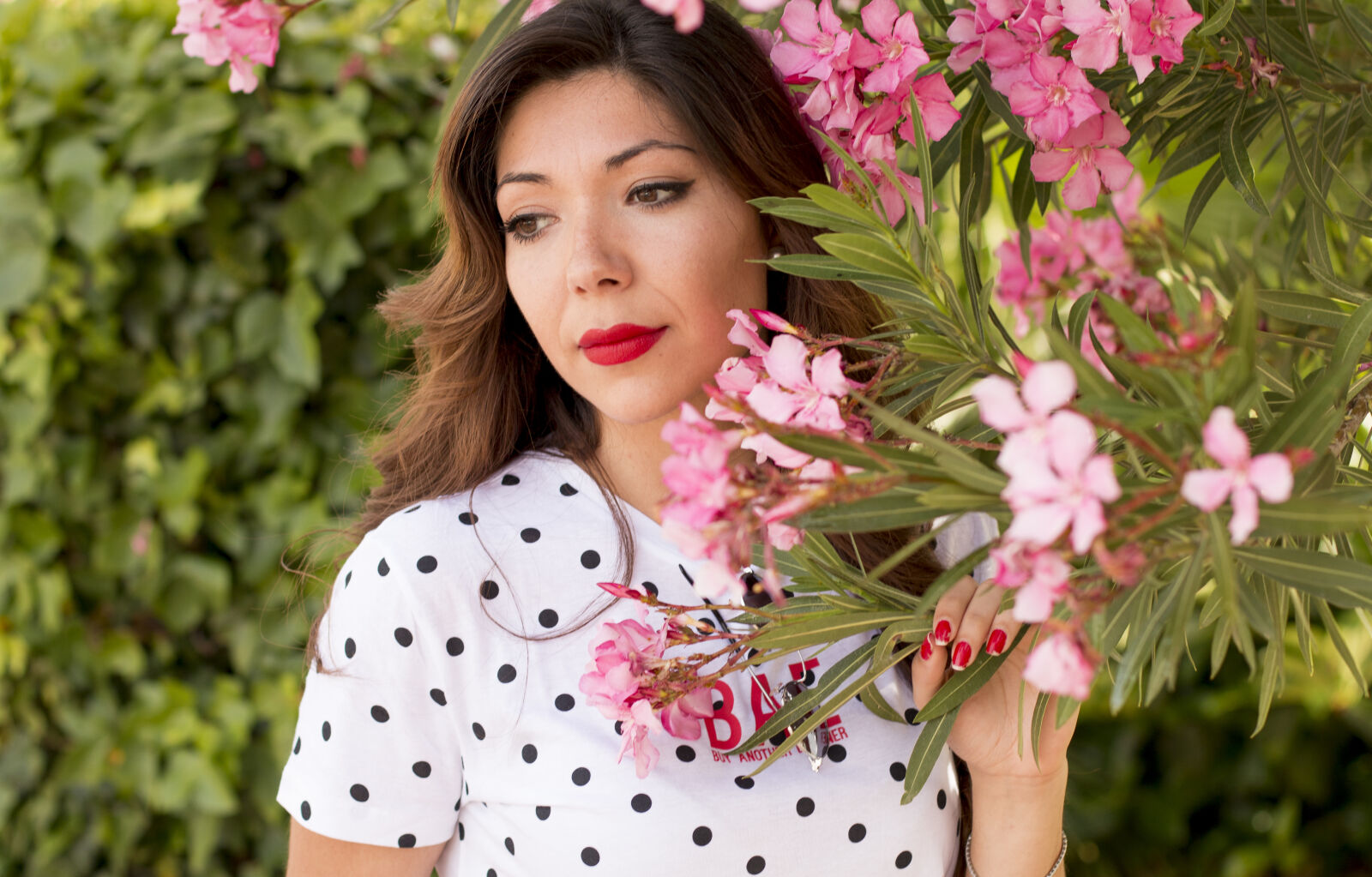 Canon EOS 70D + Canon EF 50mm F1.4 USM sample photo. Flowers, girl, portrait, brunette photography