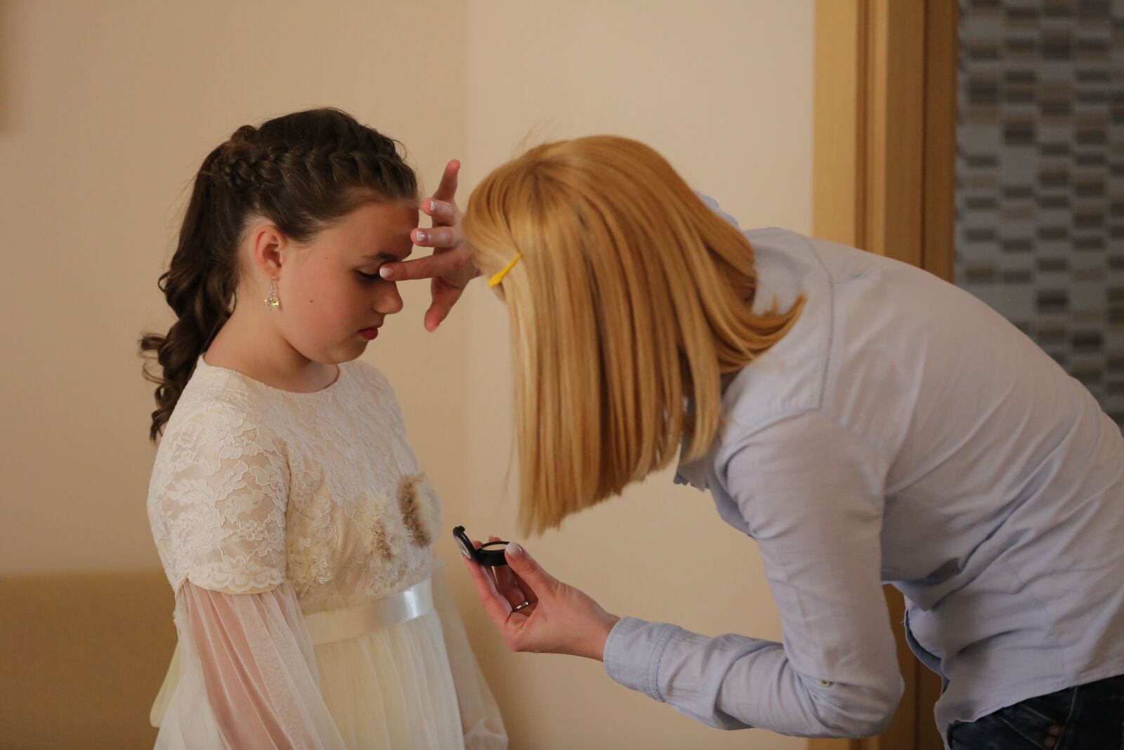 Canon EOS 5D Mark III sample photo. Dress, princess, makeup, mother photography