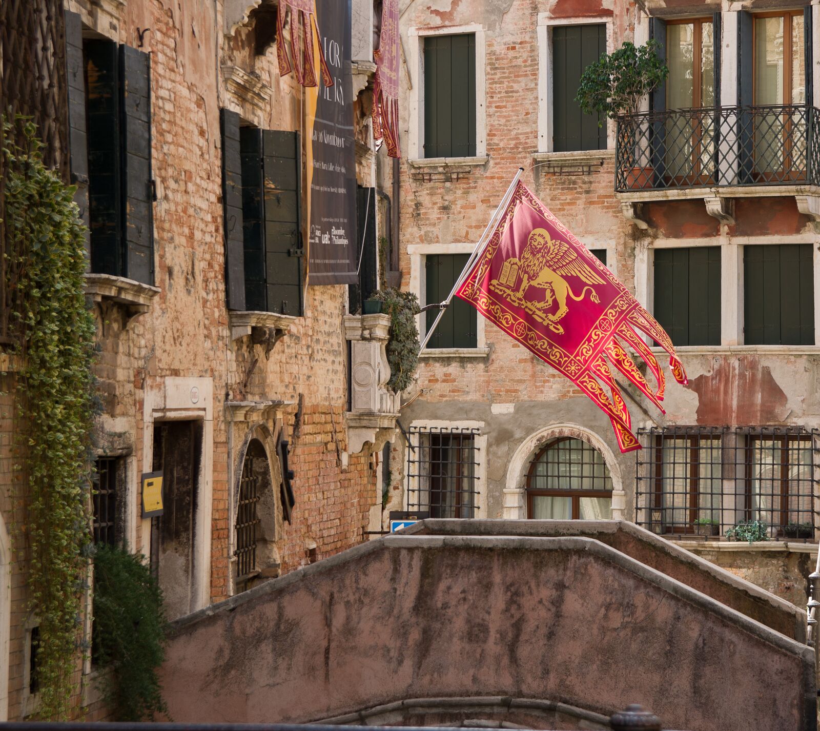 Pentax K-70 sample photo. Venice, bridge, coat of photography
