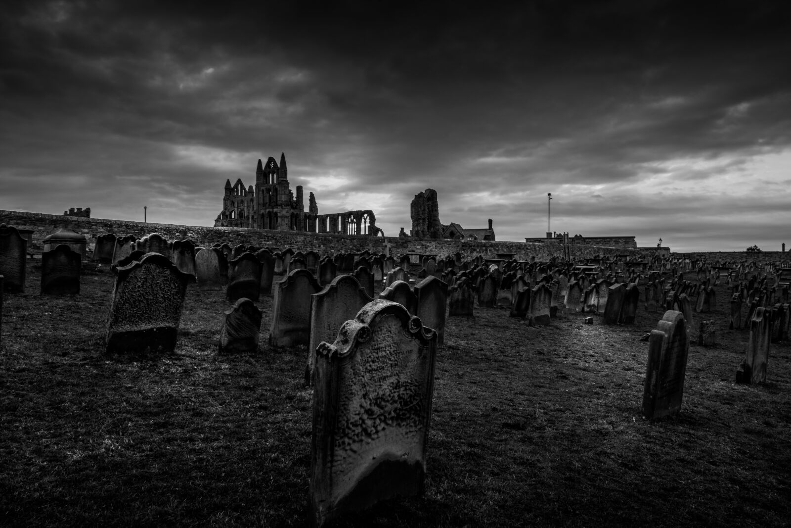 Кладбище темное