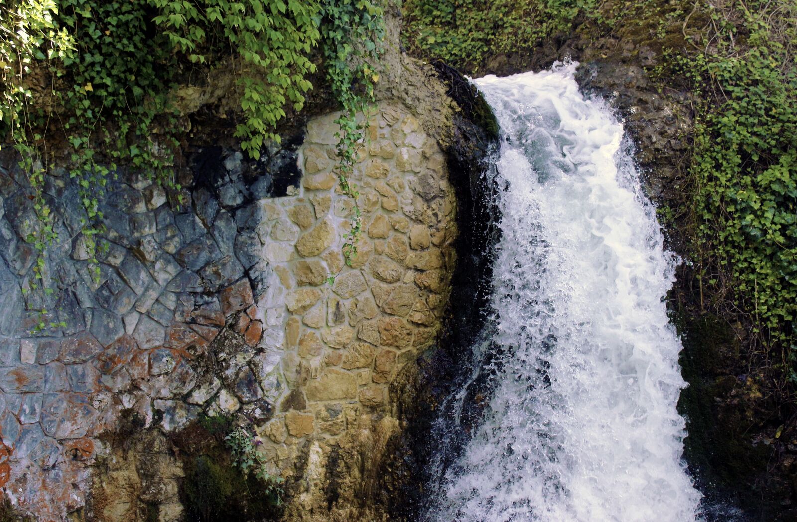 Canon EOS 650D (EOS Rebel T4i / EOS Kiss X6i) sample photo. Waterfall, water, small waterfall photography