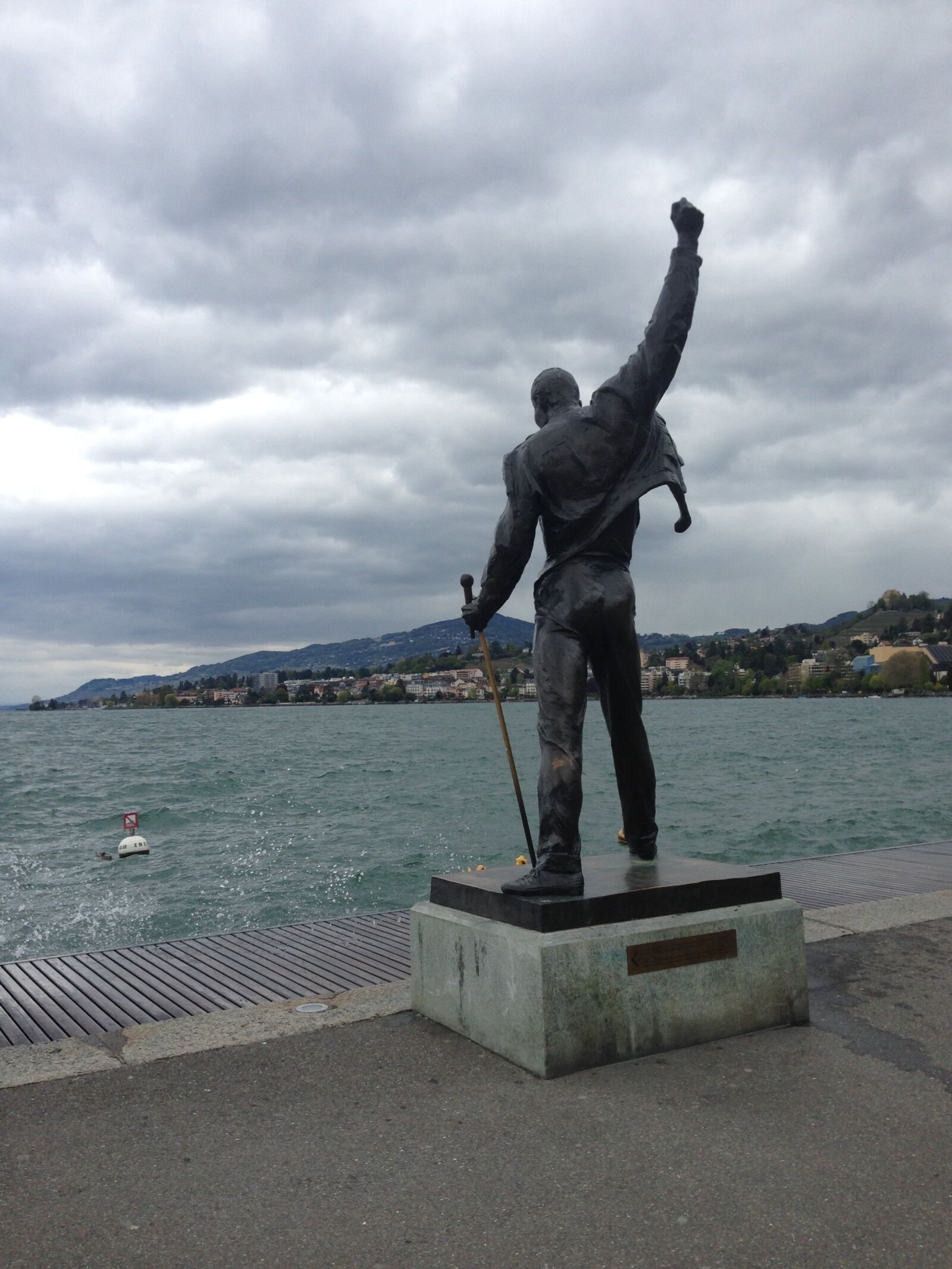 iPhone 5 back camera 4.12mm f/2.4 sample photo. Monument, water, lake photography
