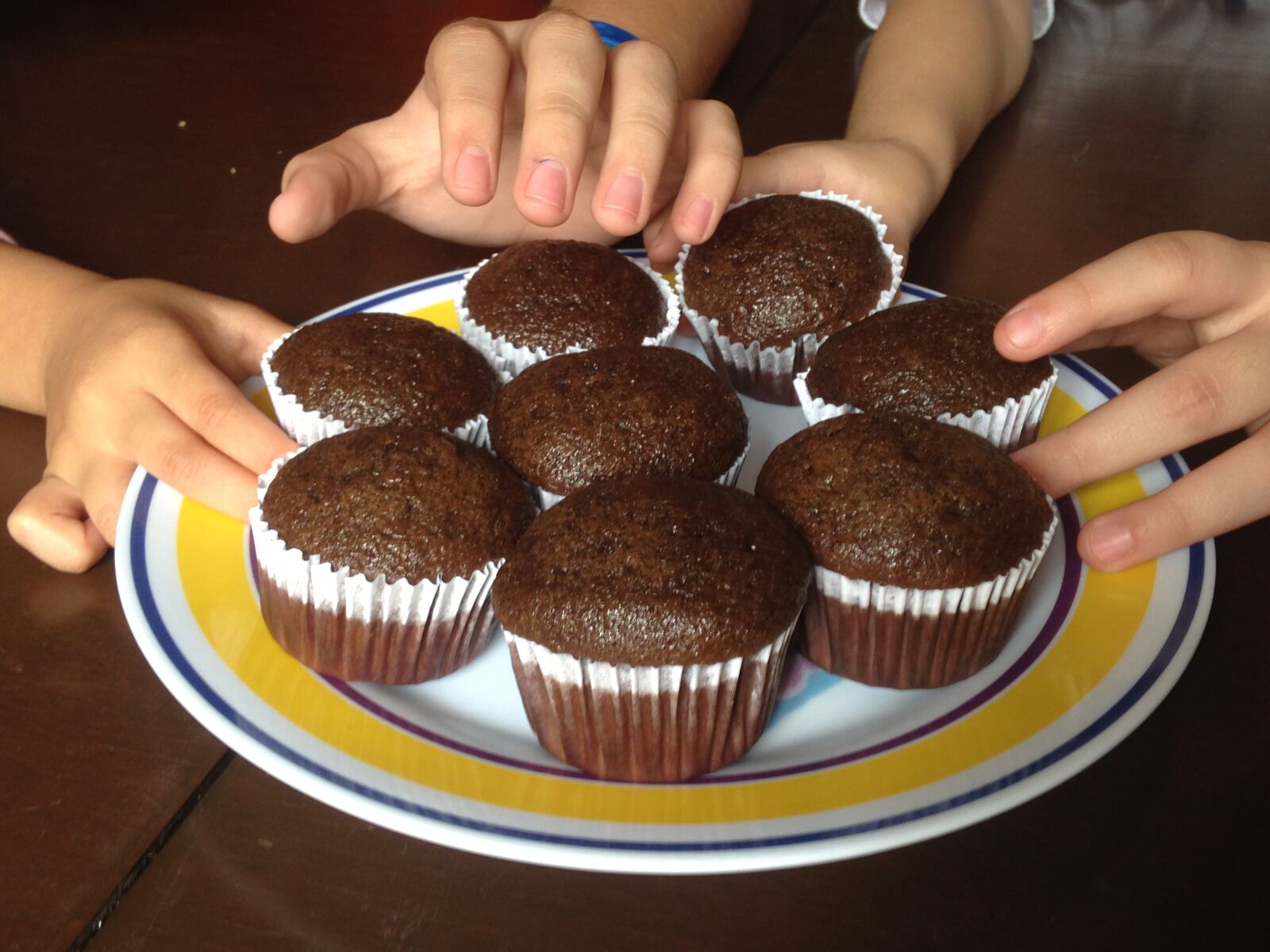 iPhone 5 back camera 4.12mm f/2.4 sample photo. Delicious, hungry, kids, muffins photography