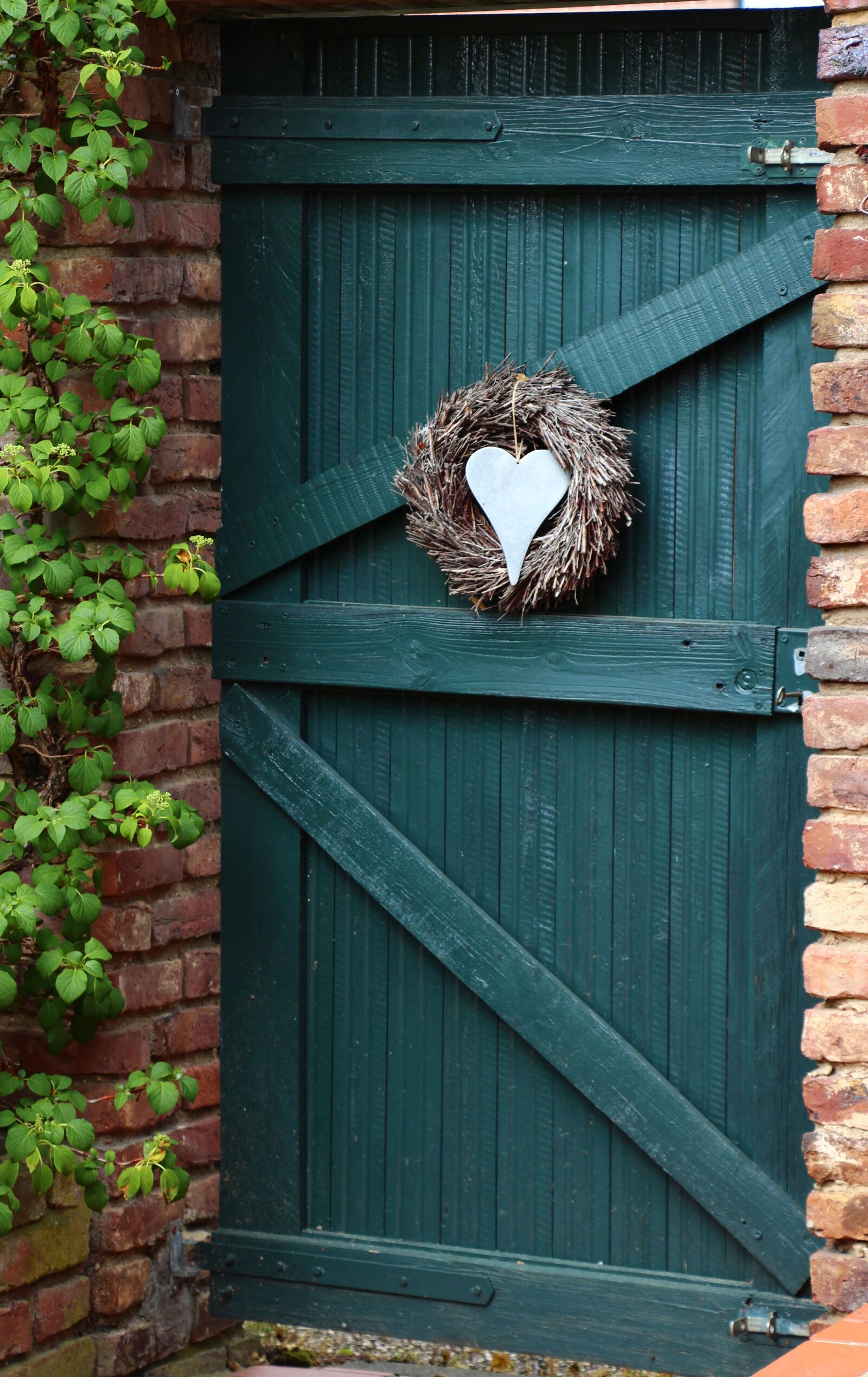 Canon EOS 700D (EOS Rebel T5i / EOS Kiss X7i) sample photo. Door, goal, front door photography