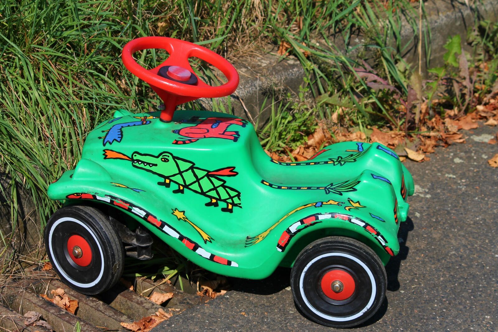 Canon EOS 1100D (EOS Rebel T3 / EOS Kiss X50) sample photo. Toy car, colorful, painted photography