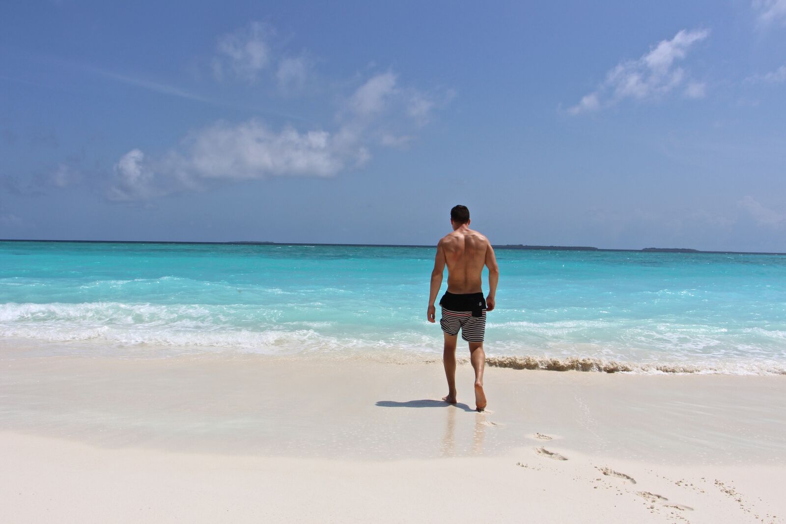 Canon EOS 700D (EOS Rebel T5i / EOS Kiss X7i) sample photo. Man, beach, sea photography