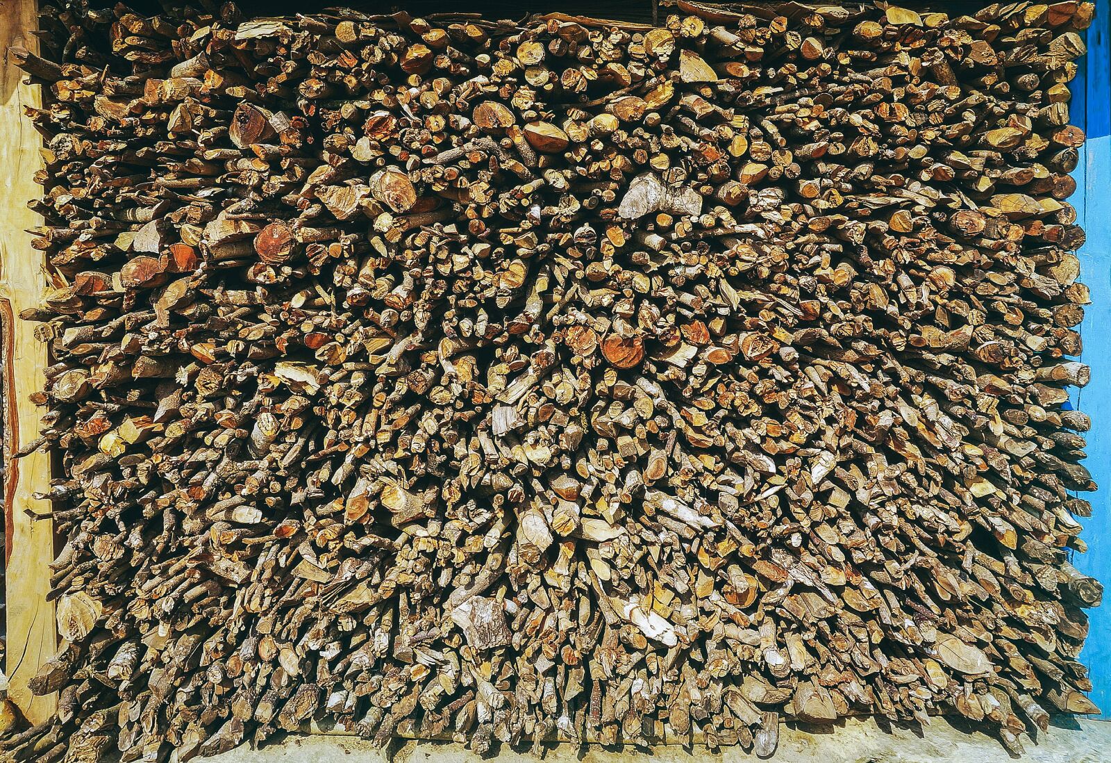 Sony Alpha NEX-5T sample photo. Texture, fire wood, village photography