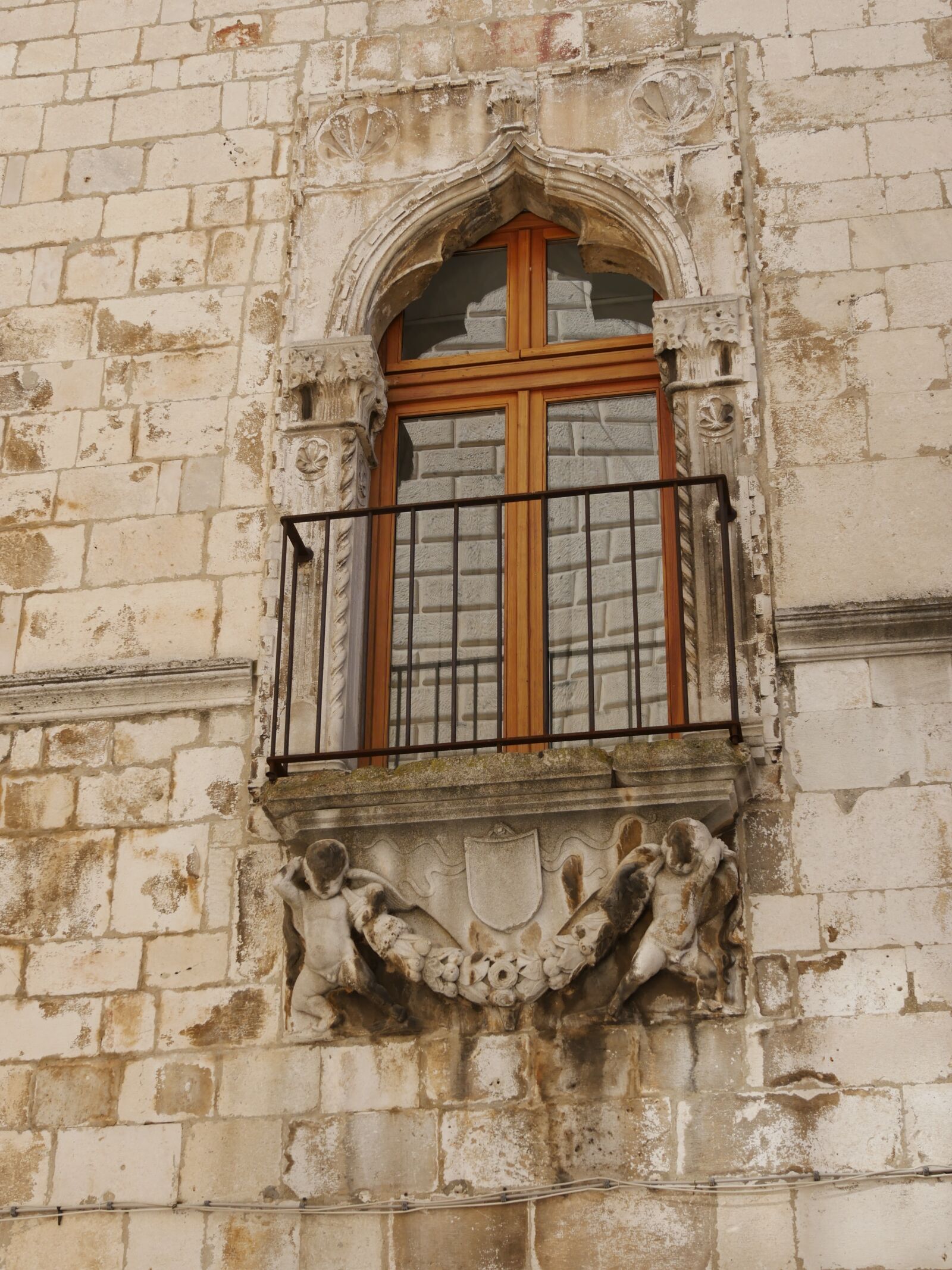 Panasonic Lumix DMC-GX85 (Lumix DMC-GX80 / Lumix DMC-GX7 Mark II) sample photo. Facade, balcony, architecture photography