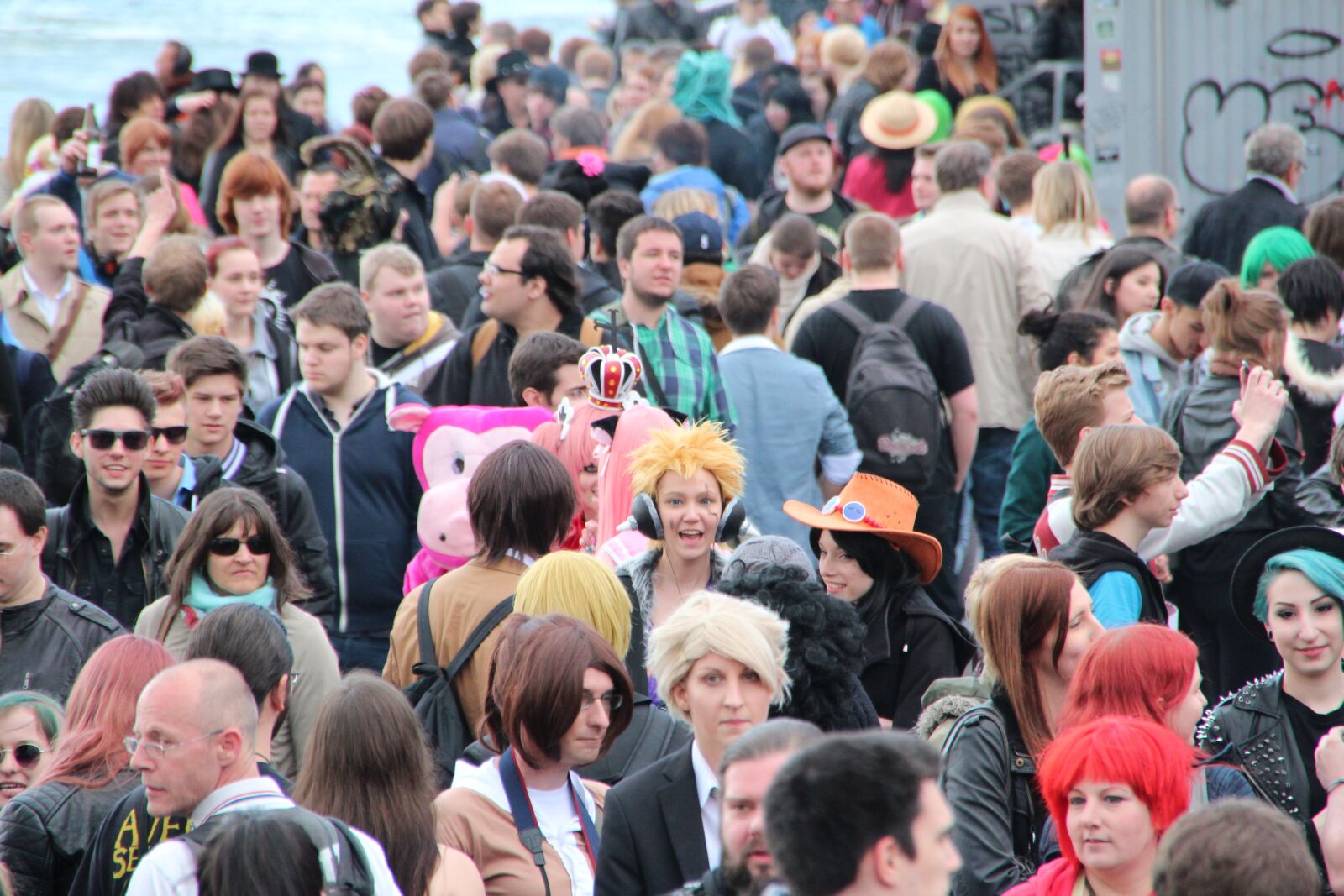 Canon EOS 600D (Rebel EOS T3i / EOS Kiss X5) sample photo. Crowds, mass, collection photography