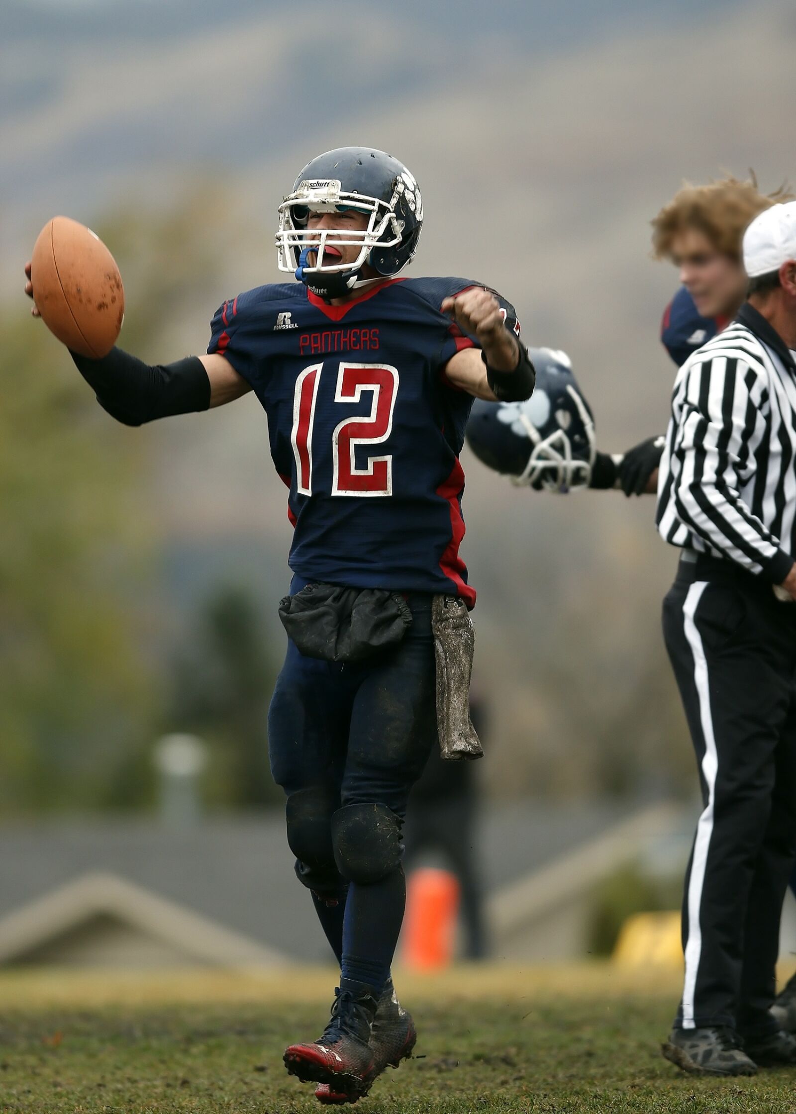 Canon EF 300mm F2.8L IS USM sample photo. American football, football, football photography