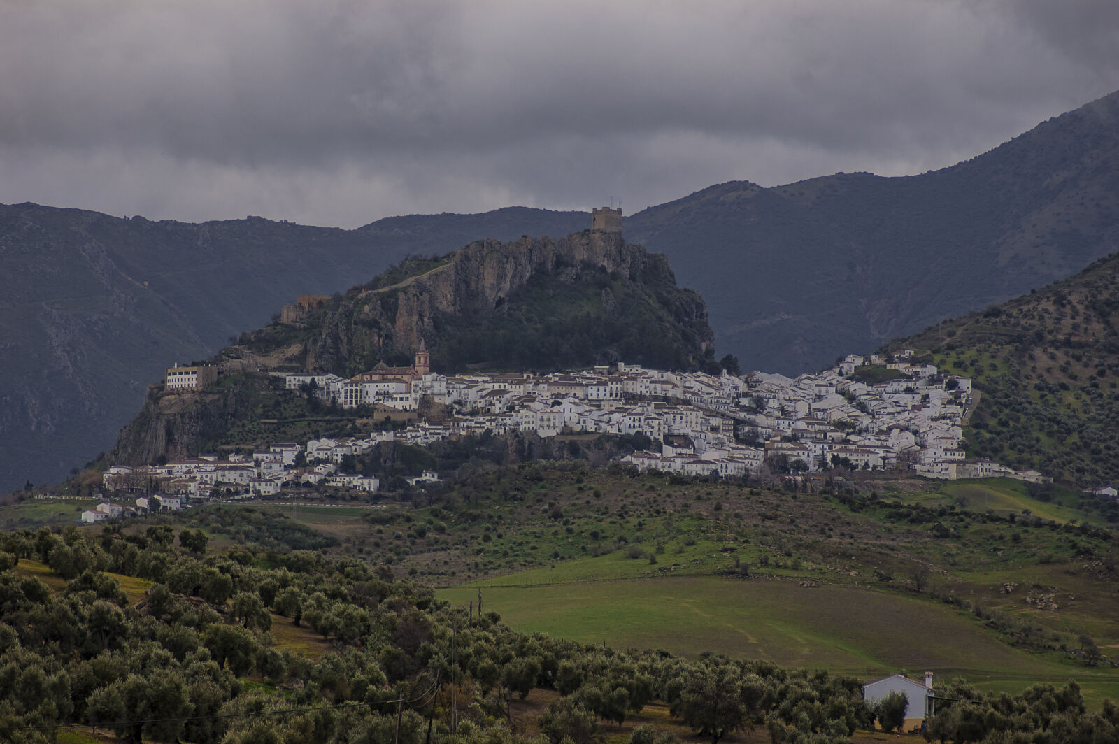 Nikon D40 sample photo. Castle, cloudy, houses, mountains photography