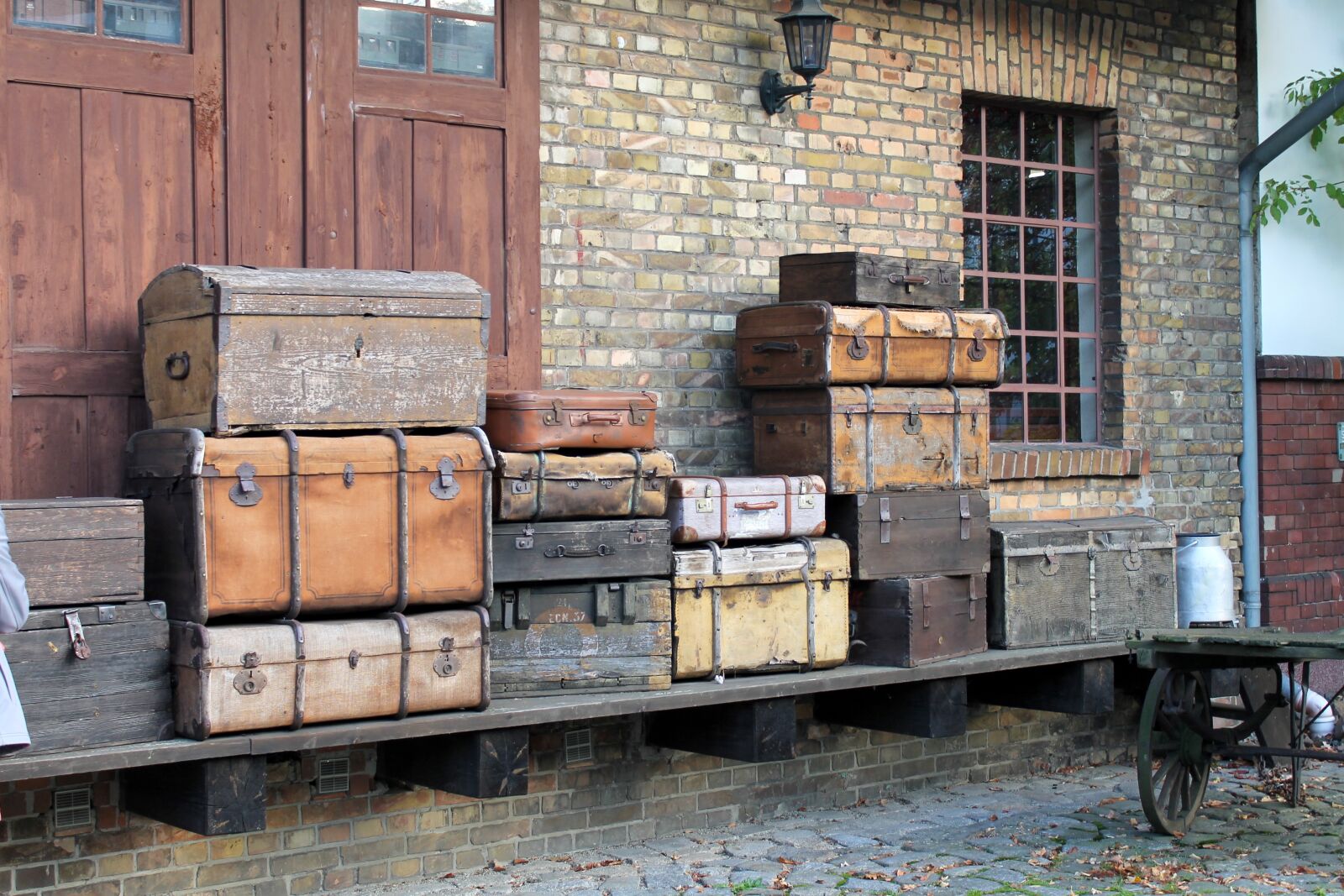 Canon EOS 1100D (EOS Rebel T3 / EOS Kiss X50) sample photo. Burg train station, old photography