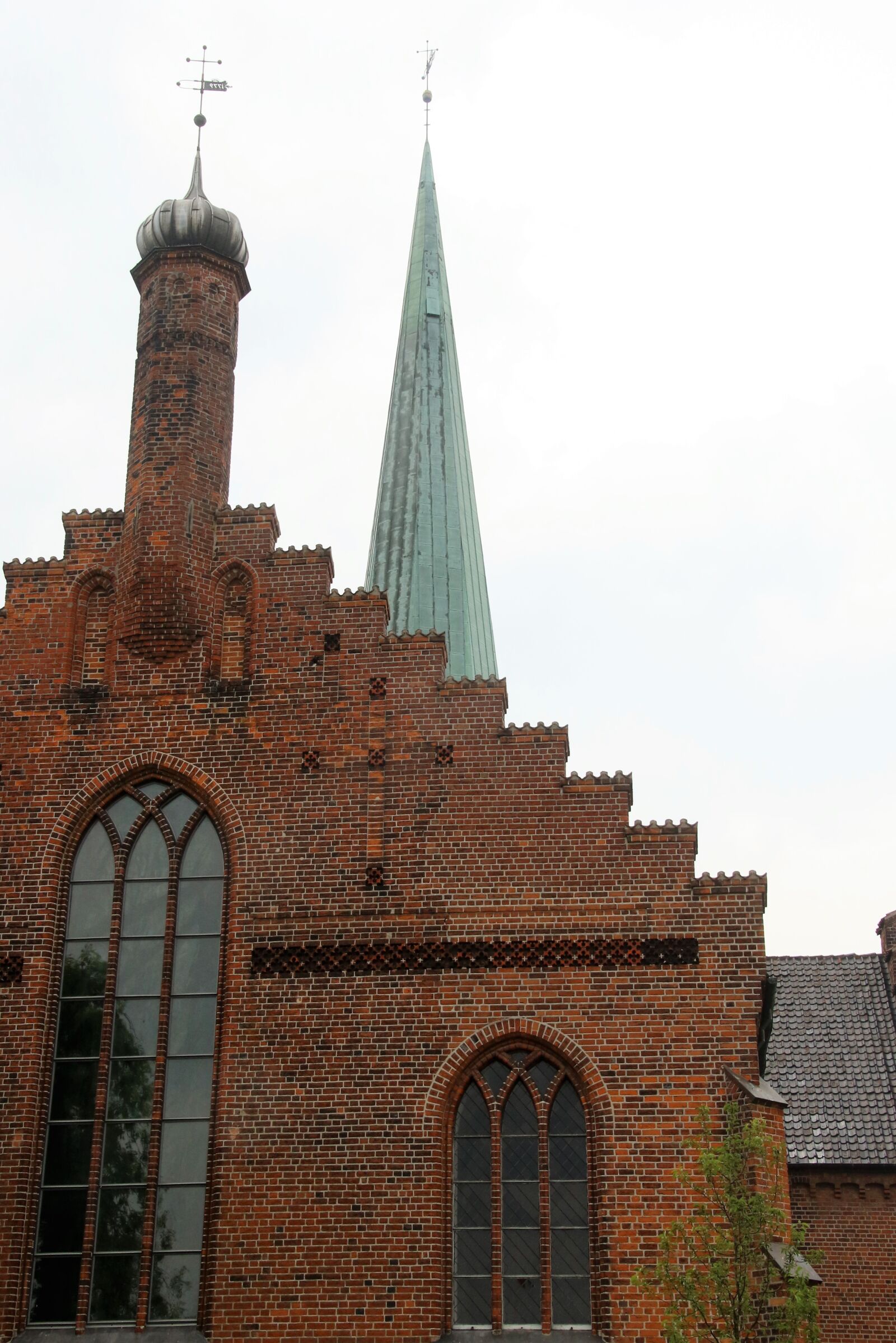 Canon EOS 7D Mark II sample photo. Arched, window, bricks, building photography
