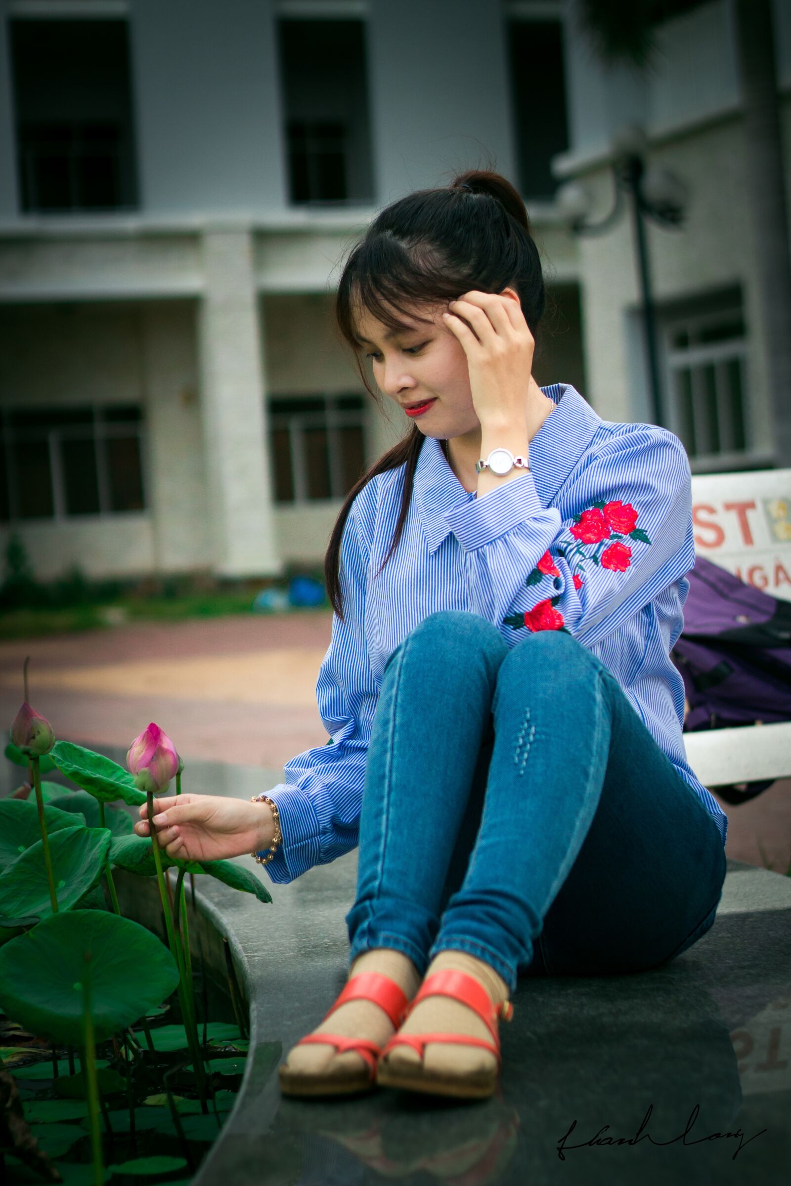 Canon EOS 100D (EOS Rebel SL1 / EOS Kiss X7) sample photo. Girl, sidebar, lotus flowers photography