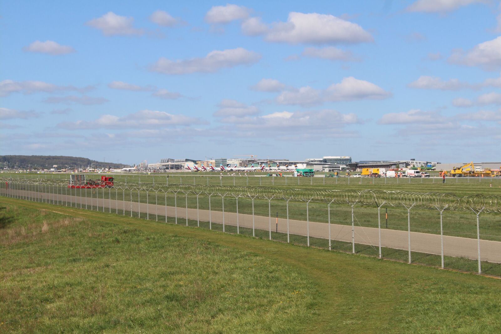 Canon EOS 700D (EOS Rebel T5i / EOS Kiss X7i) sample photo. Airport, take off, vacations photography