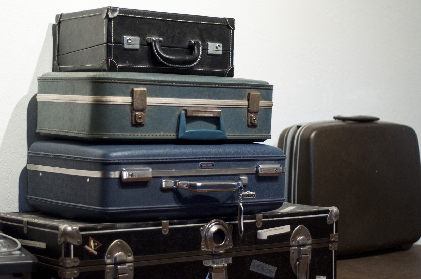 Nikon D90 sample photo. Blue, brown, suitcase, travel photography