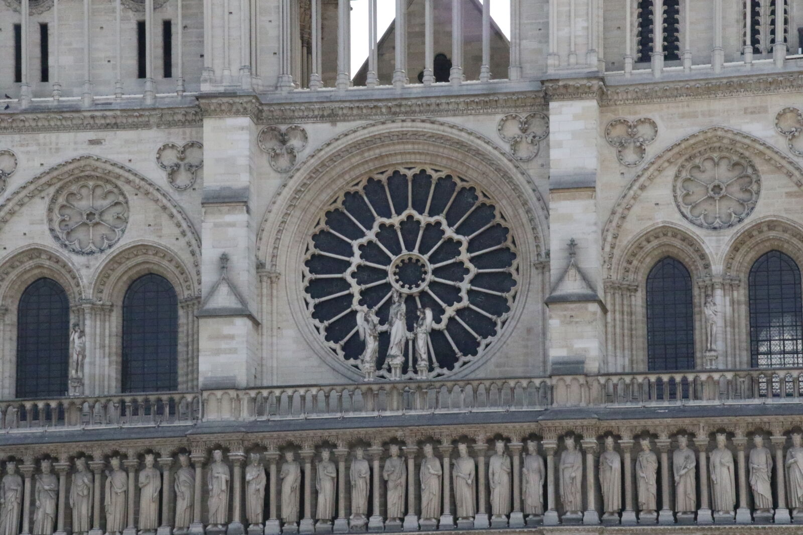 Canon EOS 7D Mark II sample photo. Architecture, cathedral, church, circle photography