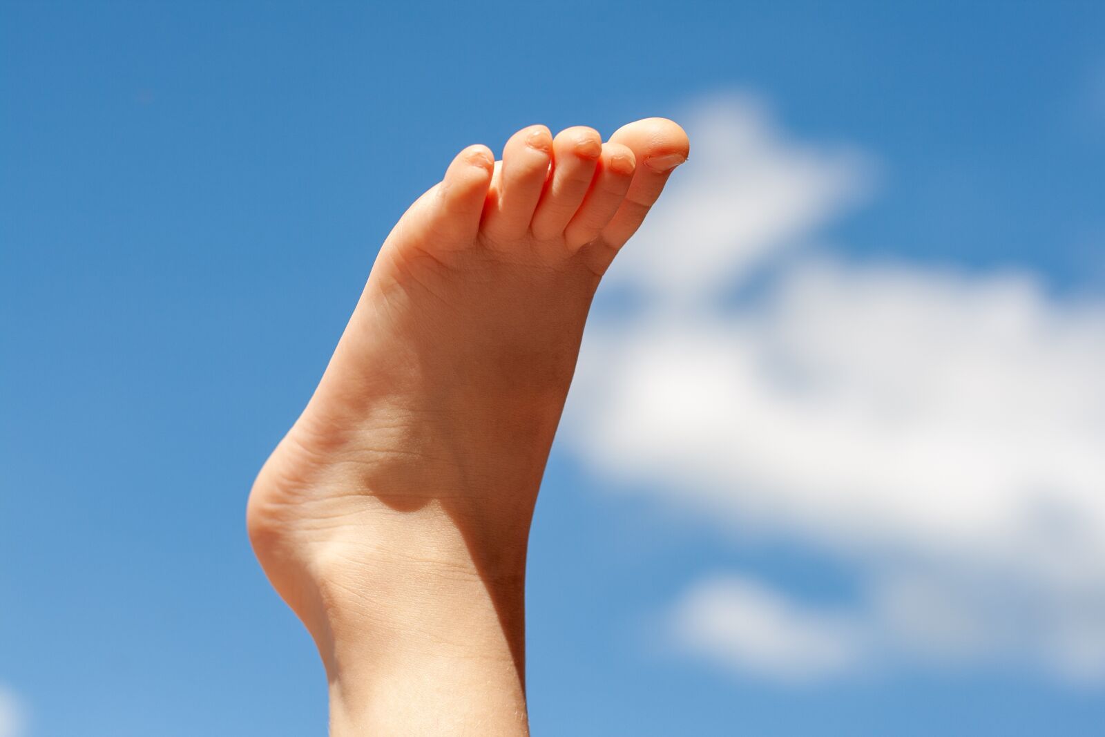 Canon EF 50mm f/1.8 sample photo. Foot, sky, kids photography