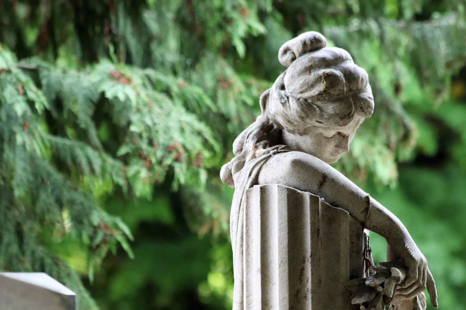 Canon EOS 200D (EOS Rebel SL2 / EOS Kiss X9) sample photo. Woman, sculpture, monument photography