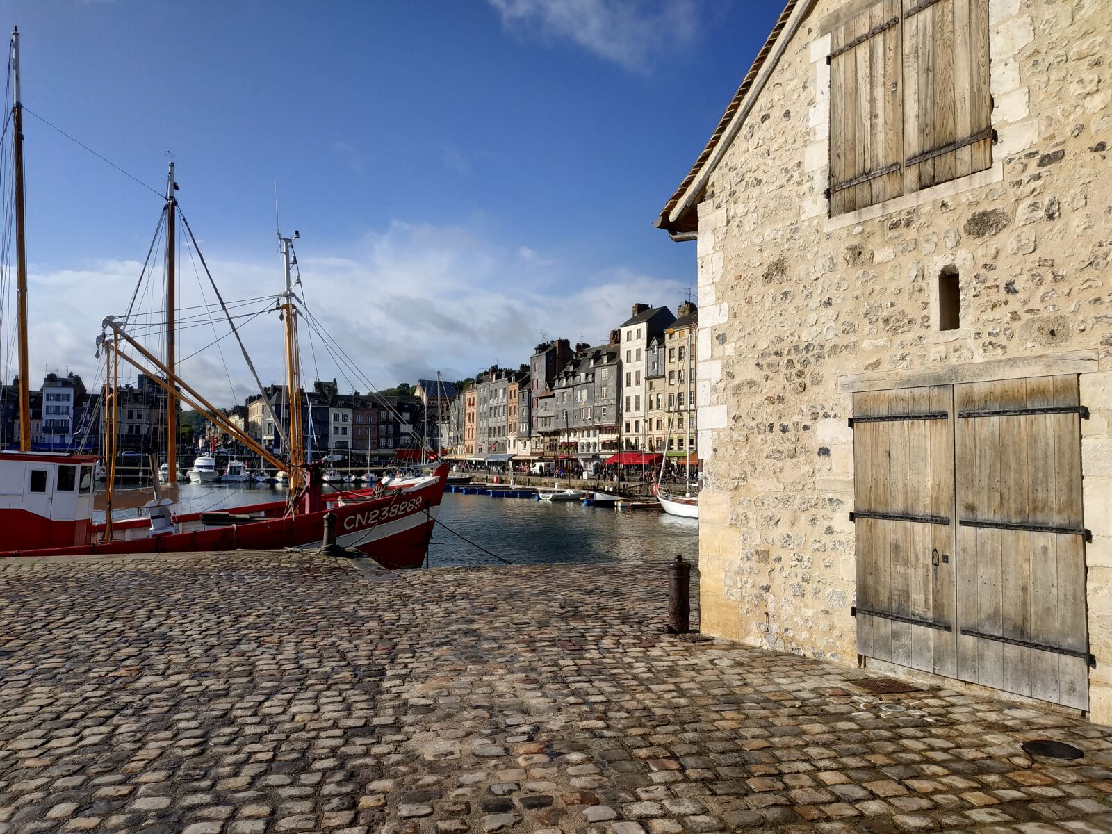 Xiaomi Redmi Note 5 sample photo. Honfleur, france, building photography