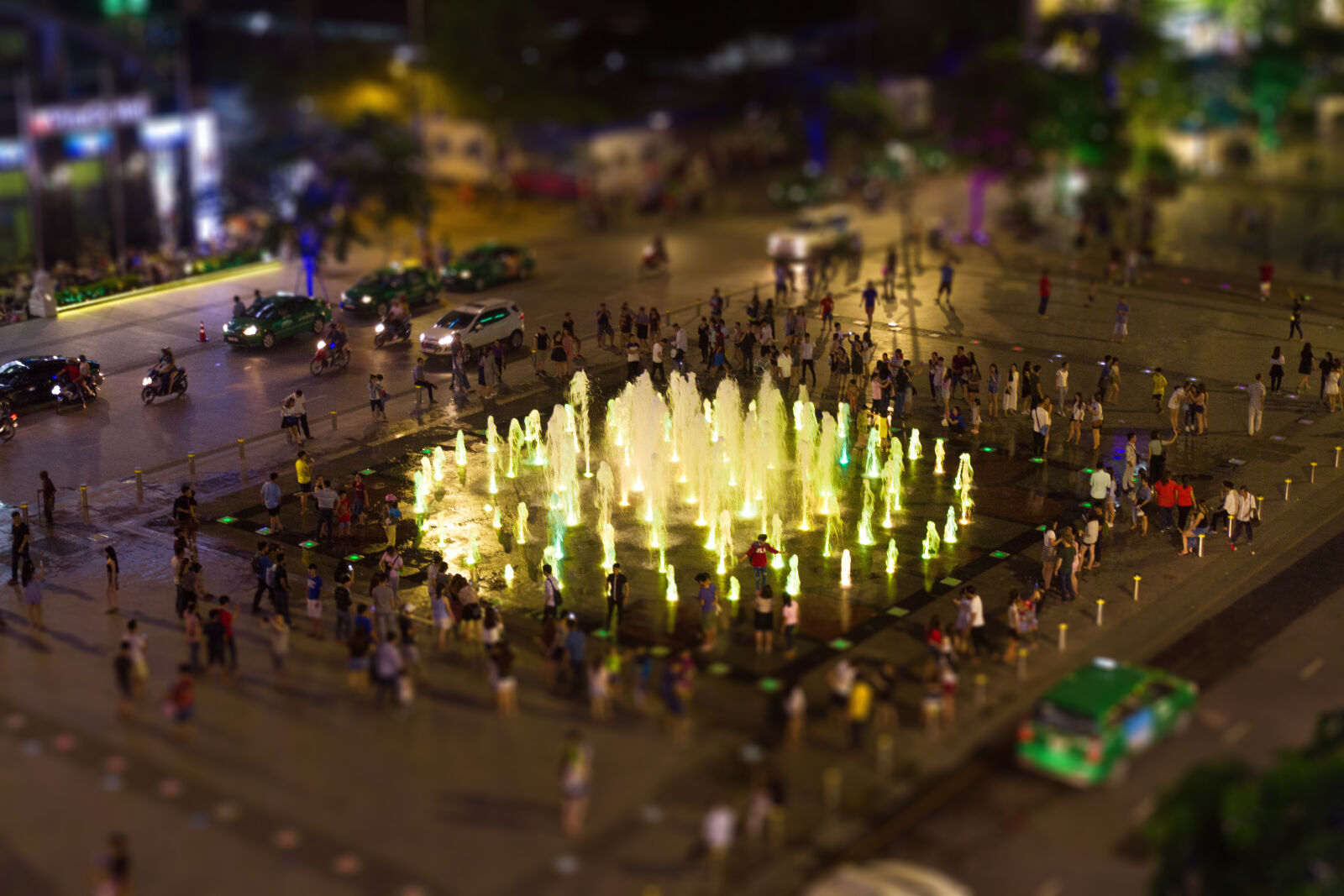 Canon EOS 7D + Canon EF 16-35mm F2.8L II USM sample photo. Fountain, surrounded, by, people photography