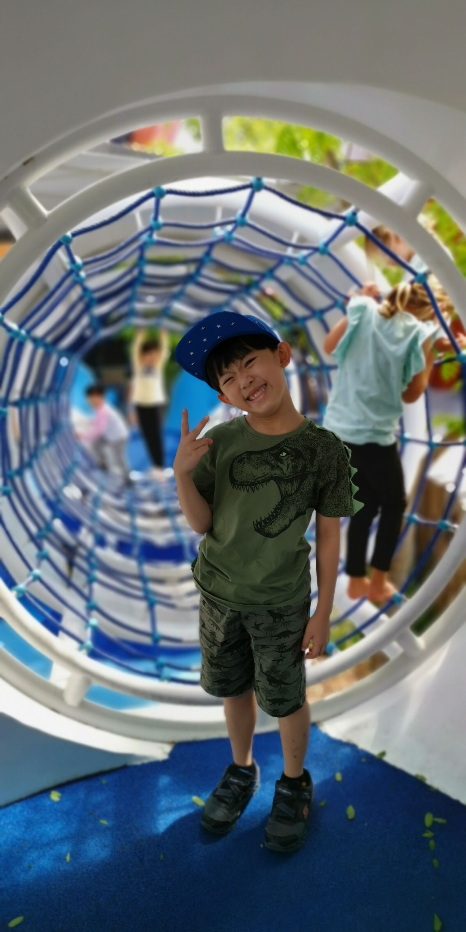 HUAWEI MATE 20 X sample photo. Boy in maze, happy photography