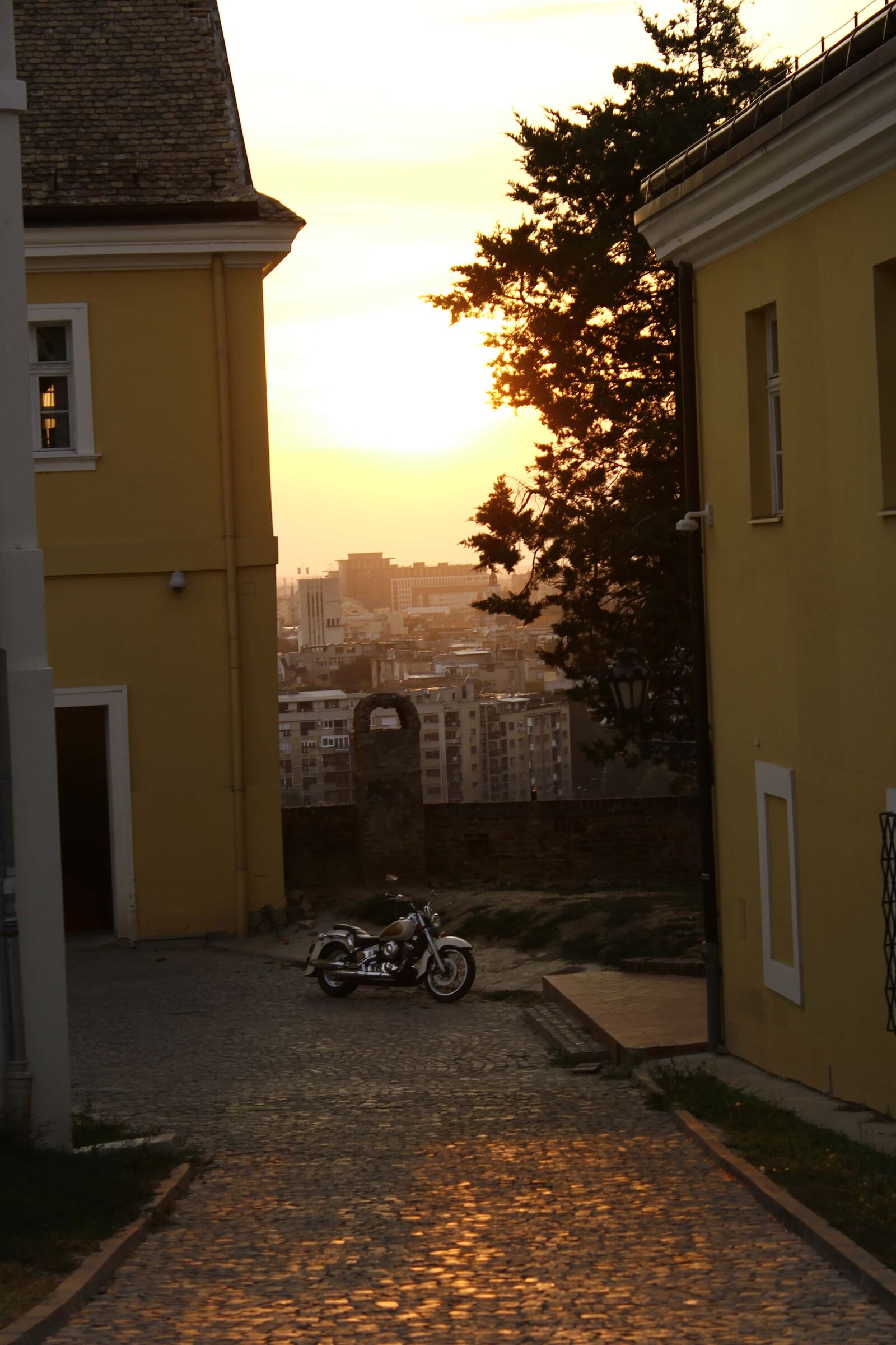 Canon EOS 550D (EOS Rebel T2i / EOS Kiss X4) sample photo. Cityscape, street, motorcycle, sunset photography