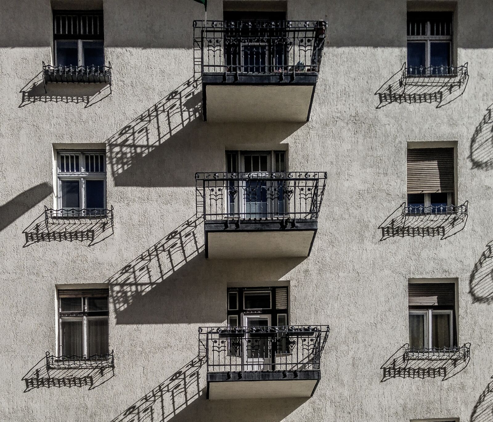 LG G4 sample photo. Windows, shadow, wall photography
