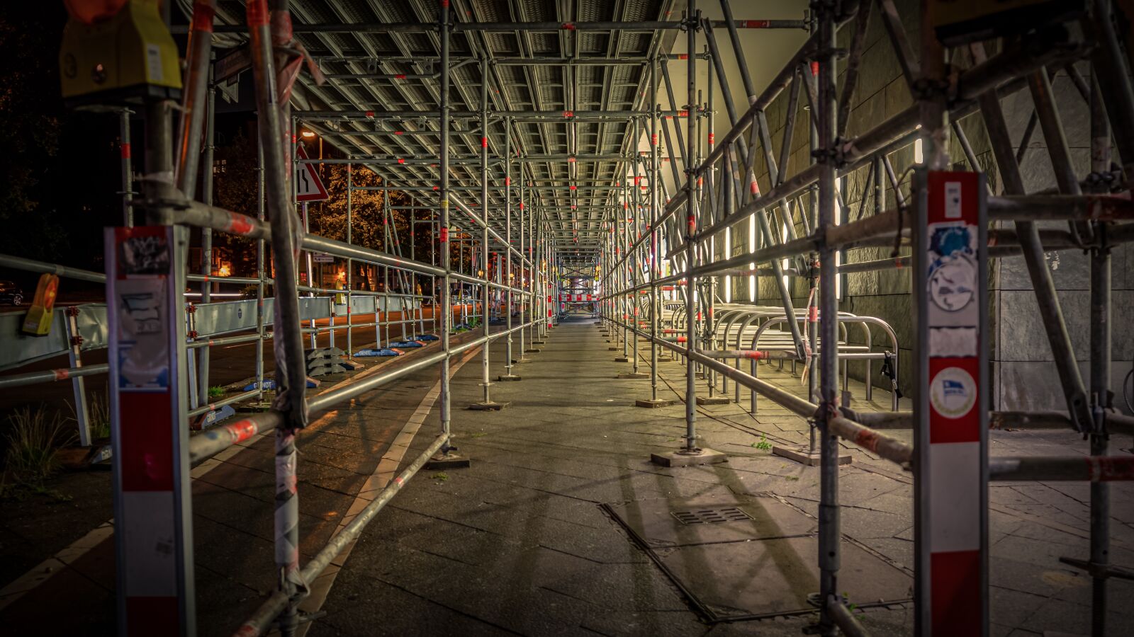 Sony a7 II + Sony FE 28-70mm F3.5-5.6 OSS sample photo. Site, scaffolding, rods photography