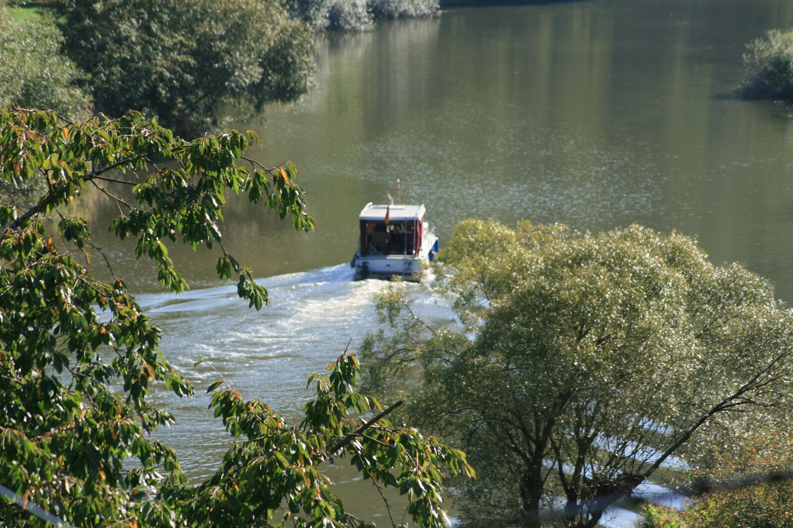 Canon EOS 400D (EOS Digital Rebel XTi / EOS Kiss Digital X) sample photo. River, boat, water photography
