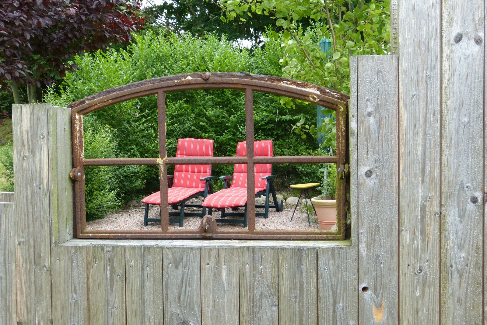 Panasonic Lumix DMC-FZ150 sample photo. Install window, garden, deck photography