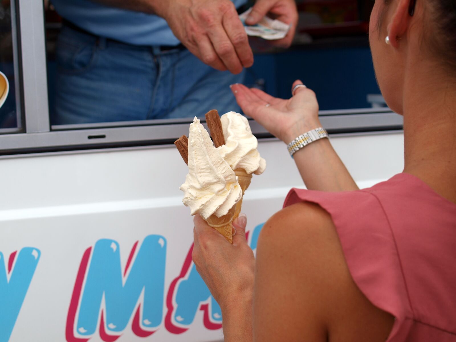Olympus E-520 (EVOLT E-520) sample photo. Ice cream, sale, buying photography