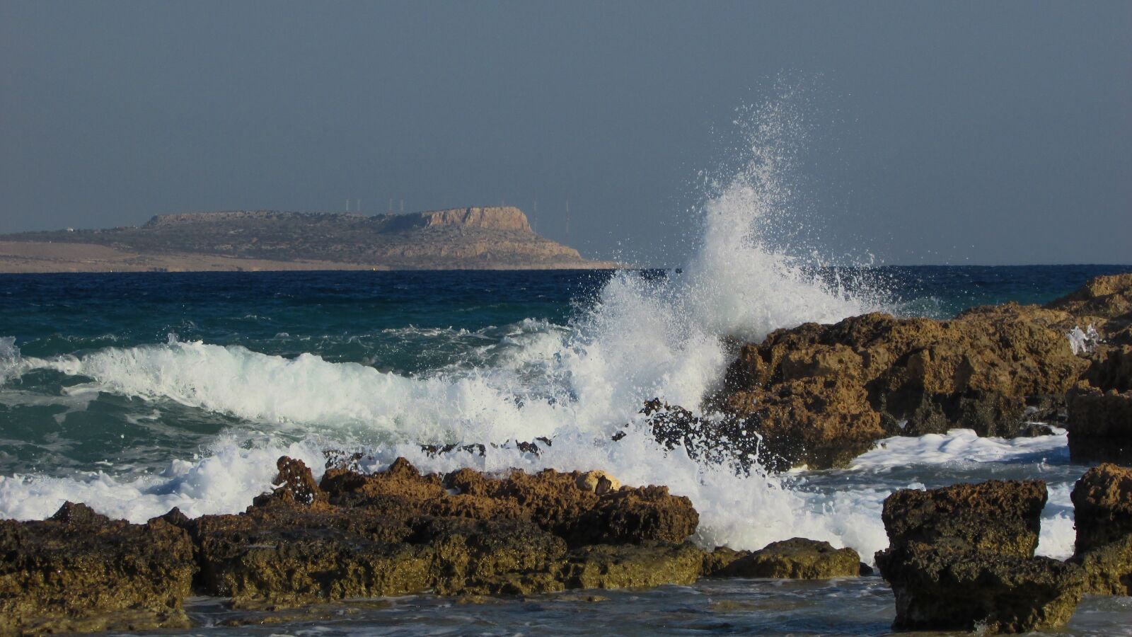 Canon PowerShot SX400 IS sample photo. Wave, smashing, sea photography