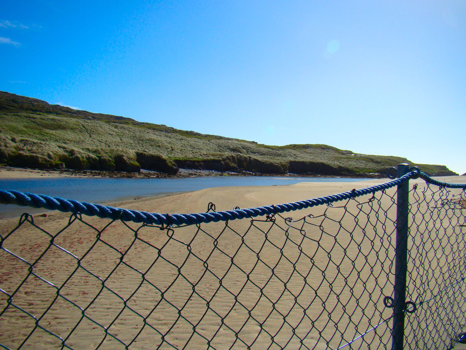 Sony Cyber-shot DSC-H50 sample photo. Beach, dunes, fence, floating photography