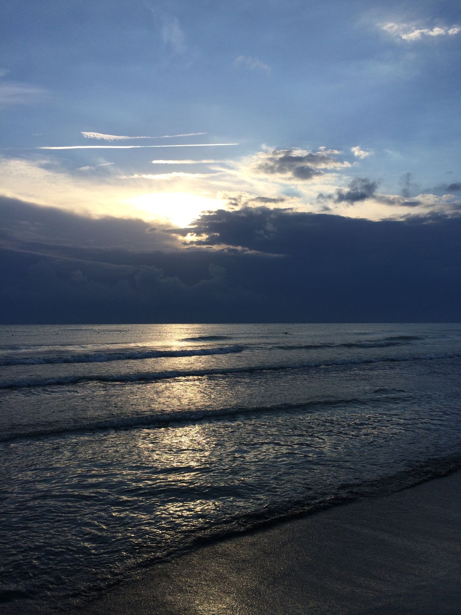 iPhone 5s back camera 4.15mm f/2.2 sample photo. Sea, clouds, beach photography