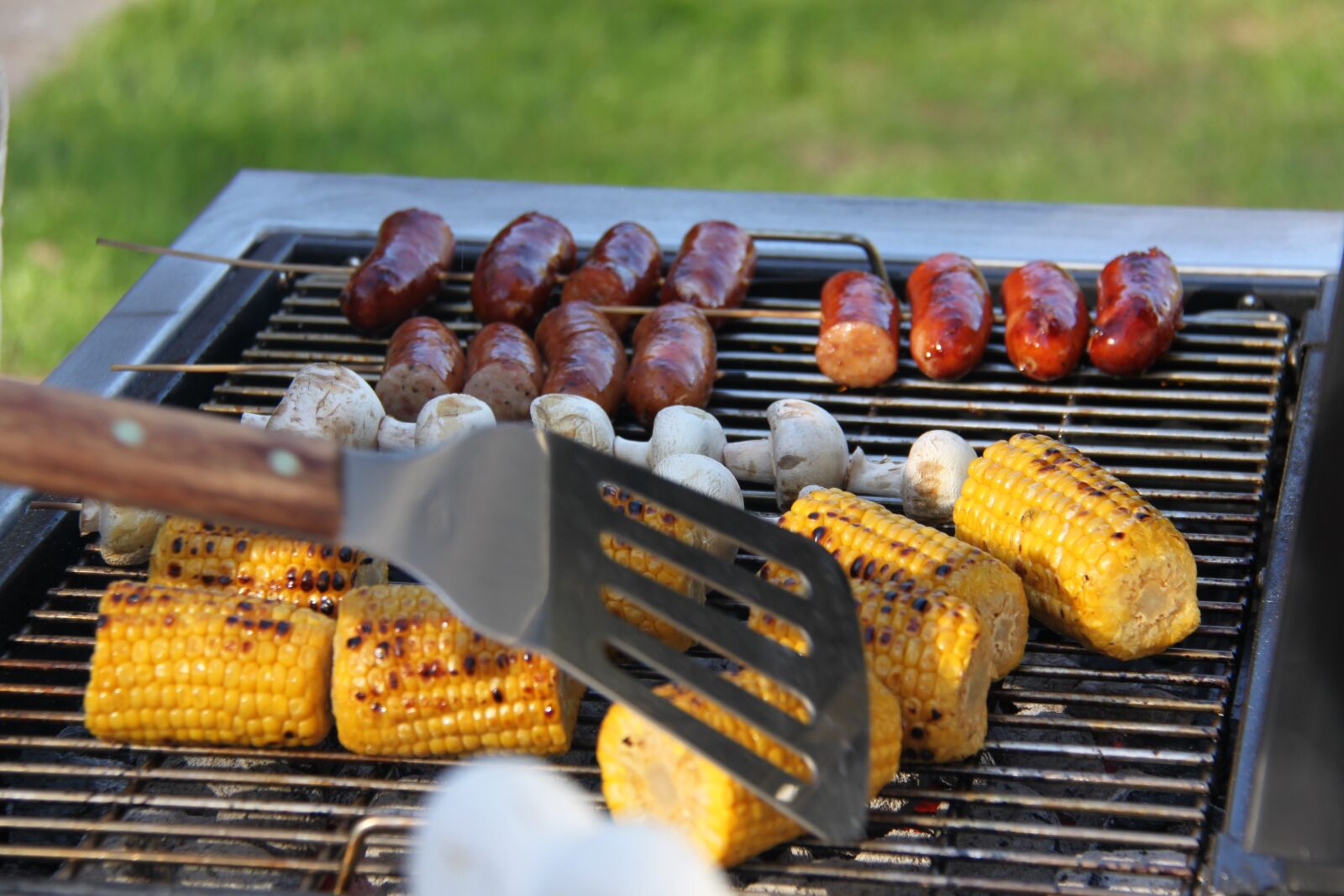Canon EOS 500D (EOS Rebel T1i / EOS Kiss X3) sample photo. Grilling, summer, corn on photography
