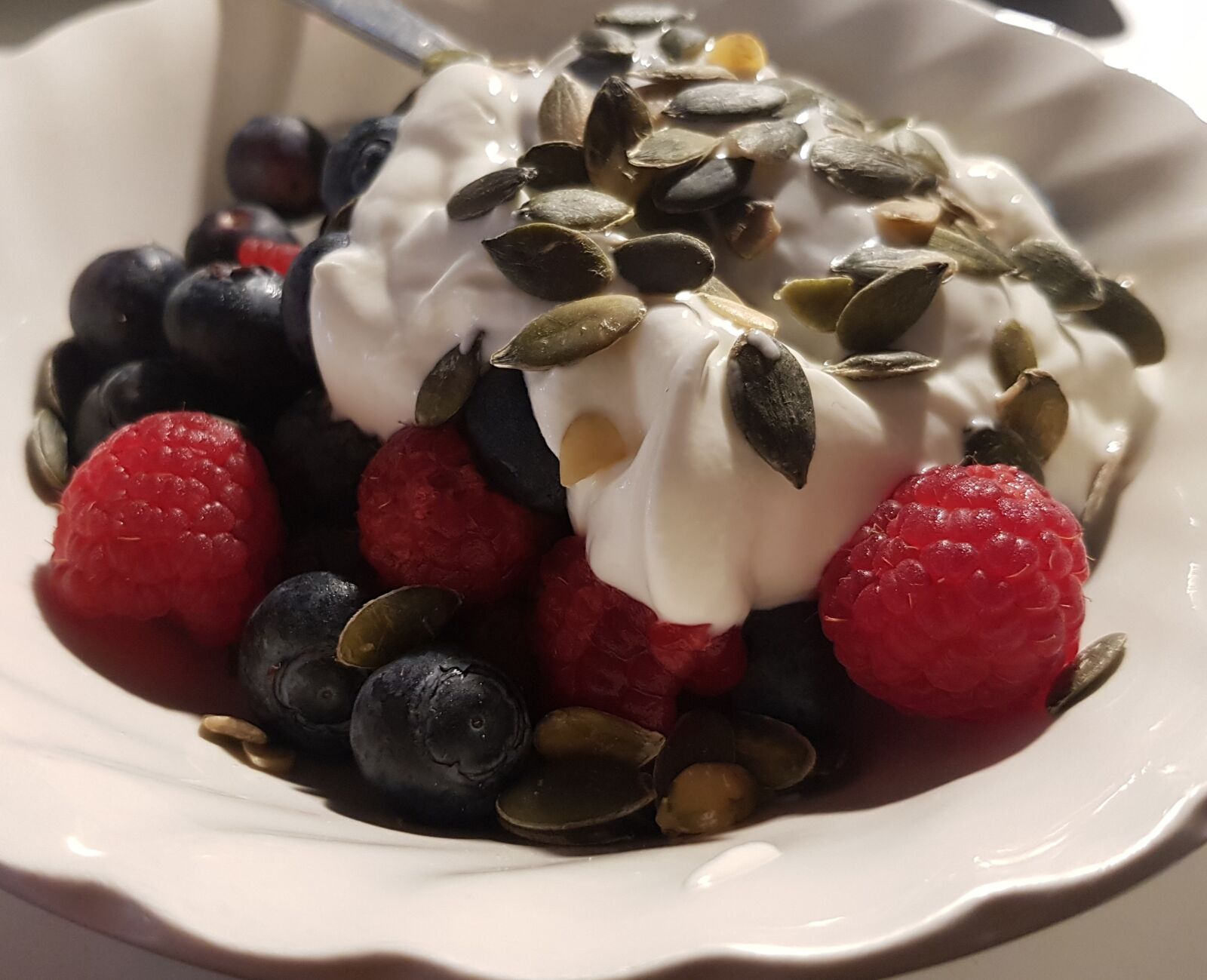 Samsung Galaxy S8 sample photo. Yogurt, blue berries, breakfast photography