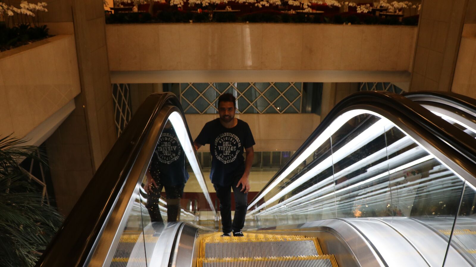 Canon EOS 750D (EOS Rebel T6i / EOS Kiss X8i) sample photo. Escalator, a man, star photography
