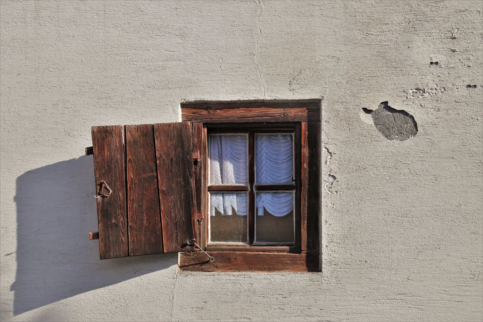 Canon EOS 80D sample photo. Monument, old windows, shutters photography