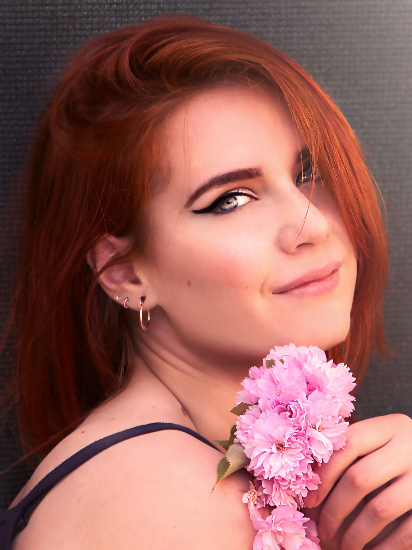 Canon EOS 700D (EOS Rebel T5i / EOS Kiss X7i) sample photo. Flowers, smile, blue eyes photography
